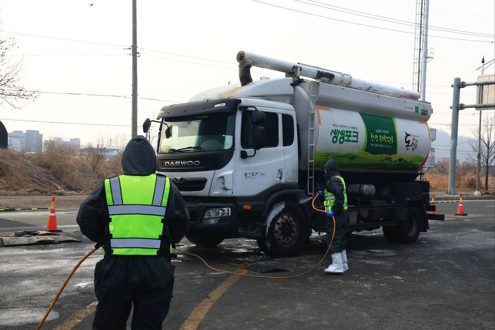 對於慶尚南道六個市郡的養豬場、屠宰場和飼料廠等畜牧設施的工人和車輛發布「24小時臨時通行禁令」，進行集中消毒。翻攝自韓國非洲豬瘟中央災害安全對策本部長송미령 臉書