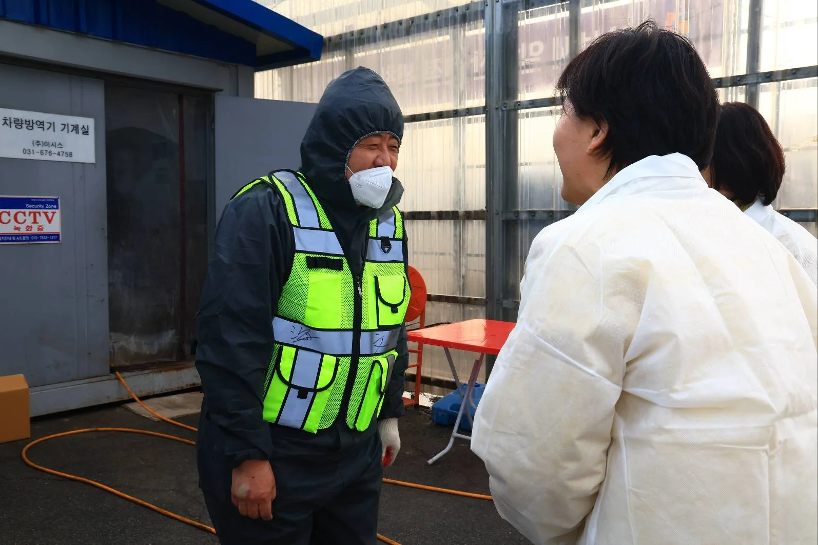 송미령（右）到安城市視察非洲豬瘟防禦應變系統。翻攝自韓國非洲豬瘟中央災害安全對策本部長송미령 臉書