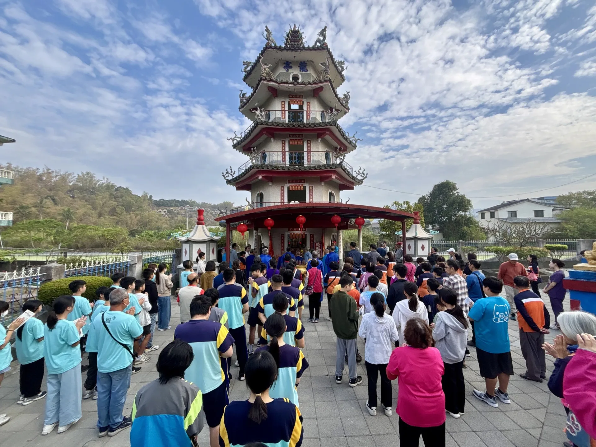龍肚國中、龍肚國小、龍山國小師生、龍肚社區參加龍肚庄敬字亭迎聖蹟儀式。美濃區公所提供