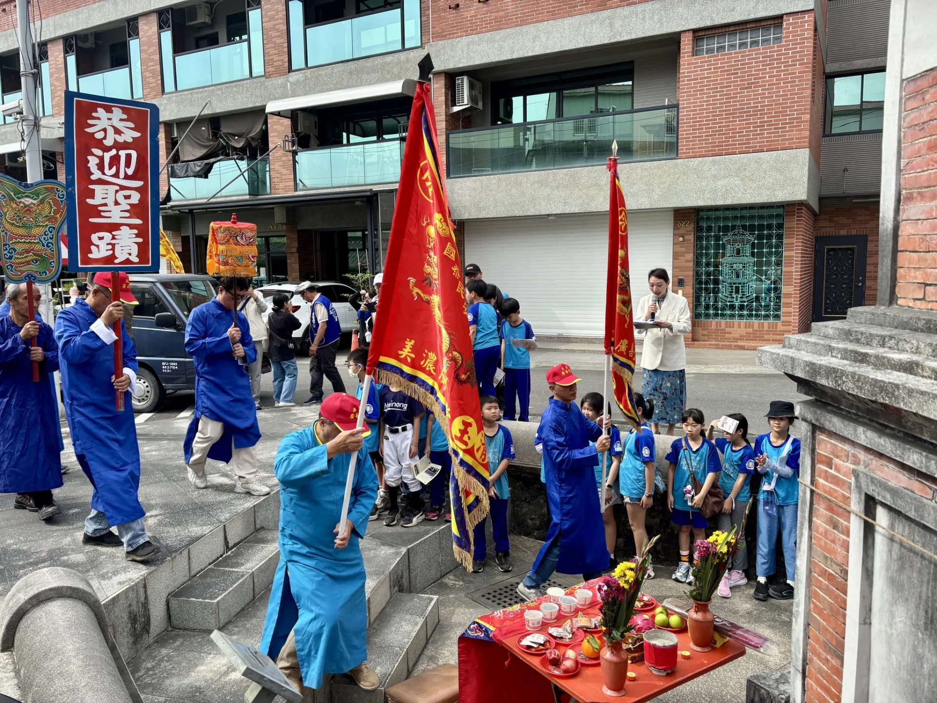 美濃國小參加瀰濃庄敬字亭迎聖蹟儀式。美濃區公所提供