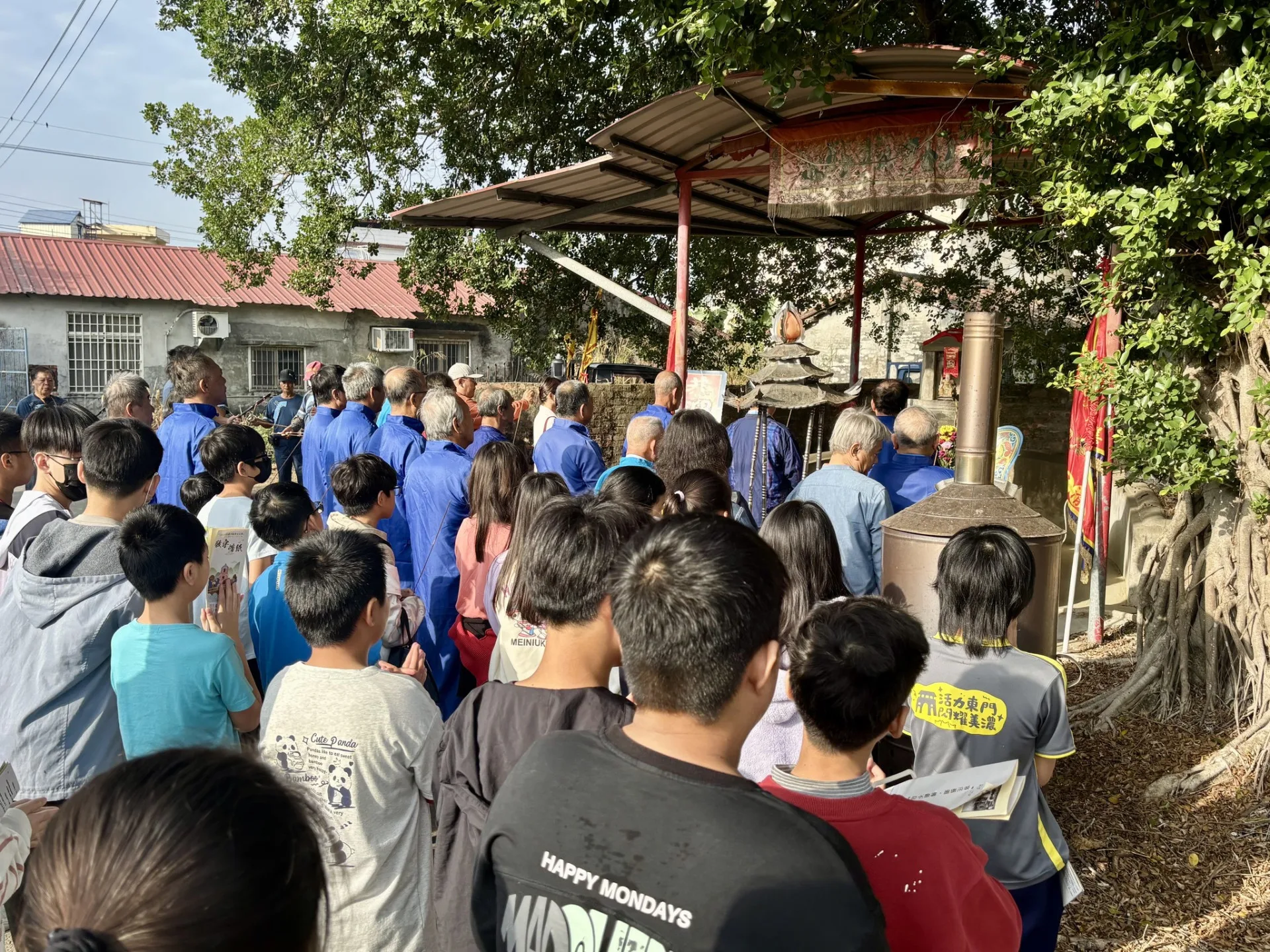 東門國小師生參加上庄仔敬字亭迎聖蹟儀式。美濃區公所提供