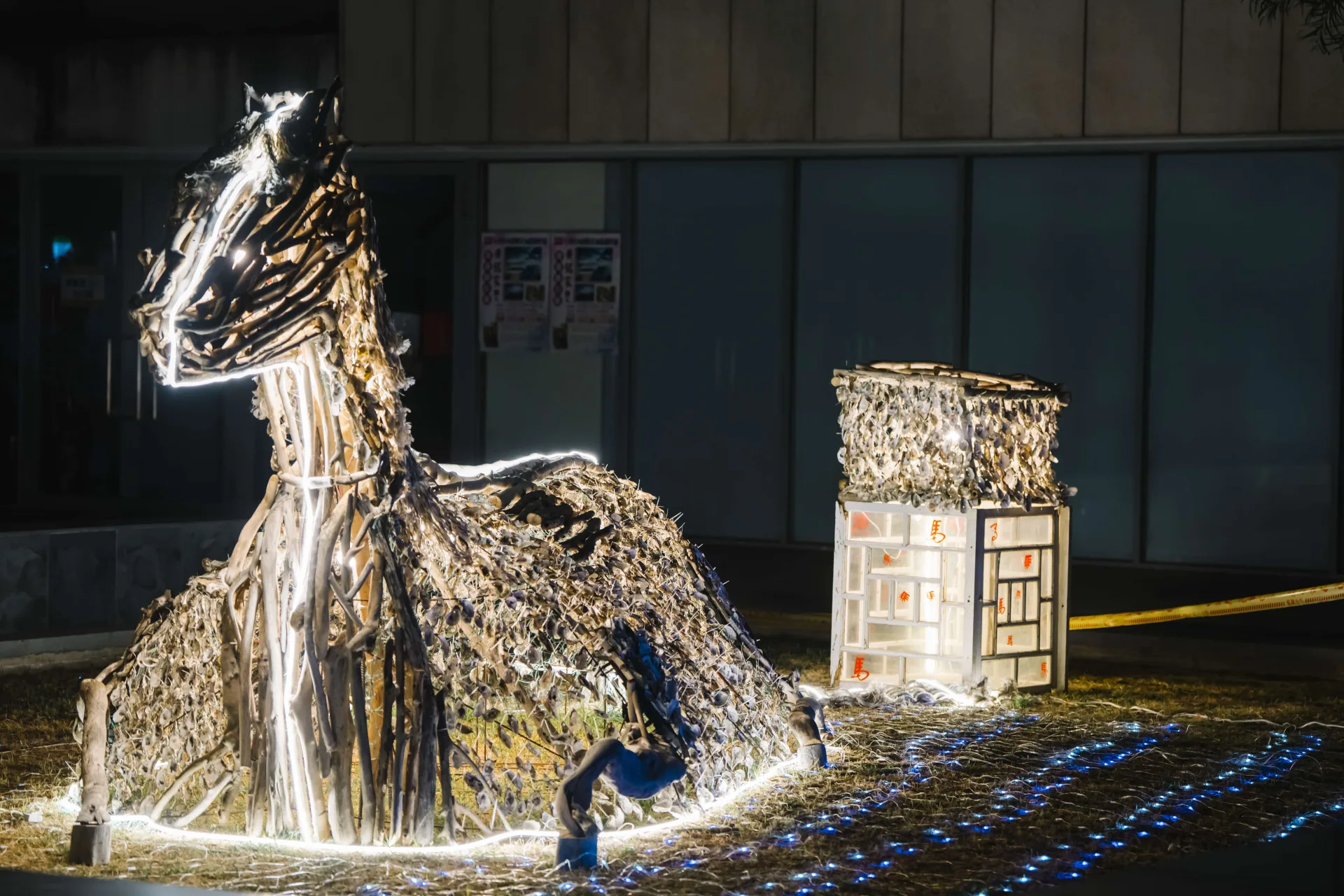 北港文化中心燈區以廢棄物打造馬年意象燈飾。雲林縣政府提供