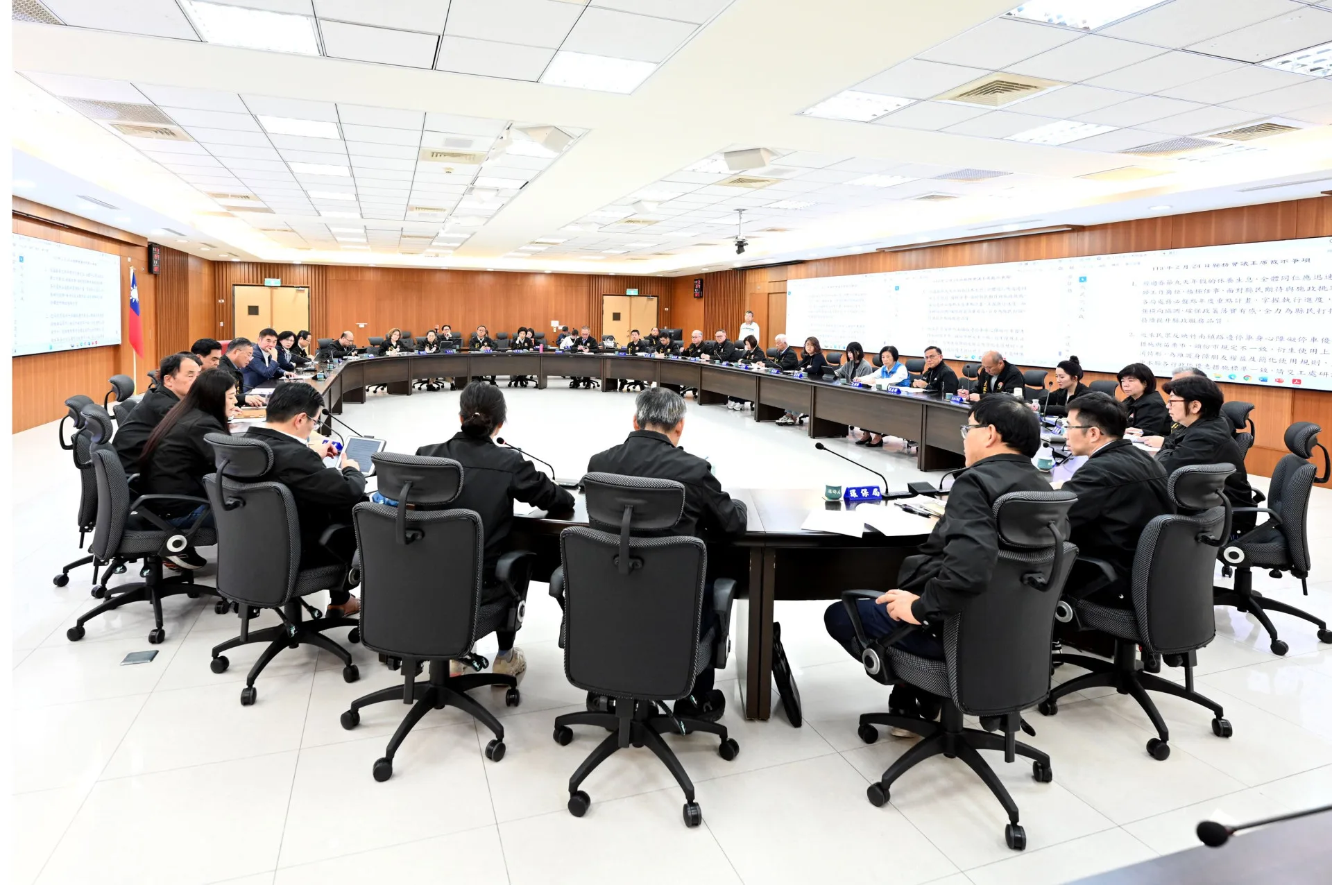 苗栗縣政府縣務會議24日通過，今年7月起，80歲以上長者免繳健保費。