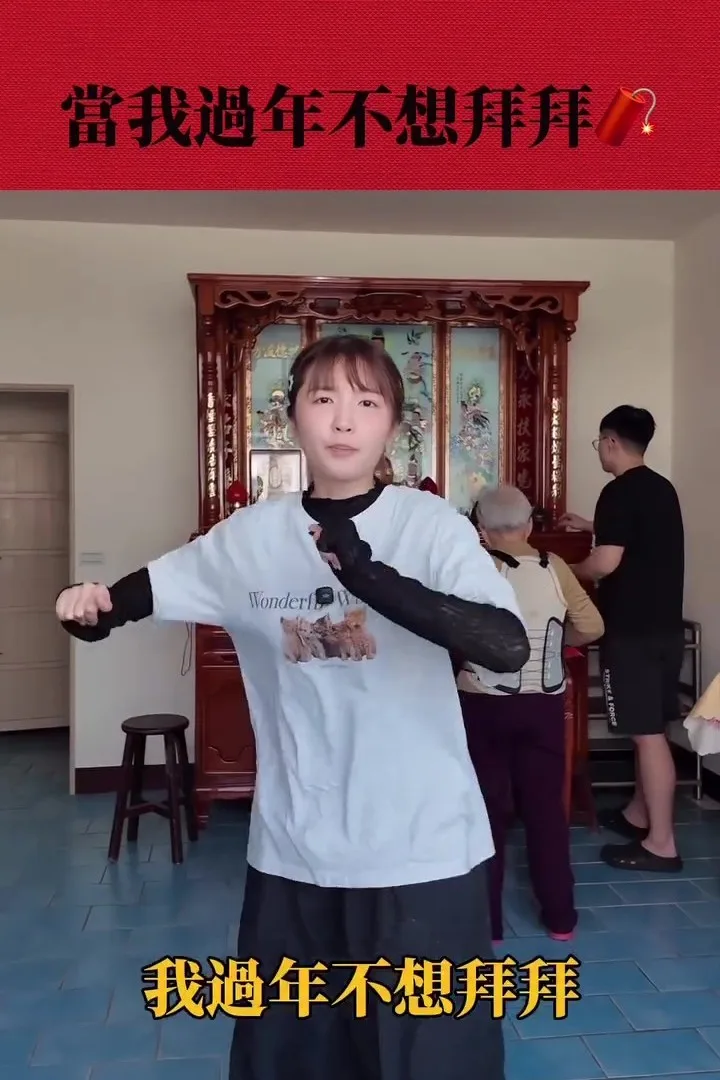 馮容潔「過年不想拜拜」影片已經突破500萬次觀看。翻攝自馮容潔笑說,祖先對不起,今年又是平安的一年。翻攝自儘管阿婆拿著衣架,不過馮容潔說,阿婆並沒有生氣。翻攝自阿婆聽到馮容潔「不想拜拜」,露出震驚的表情。翻攝自馮容潔Instagram