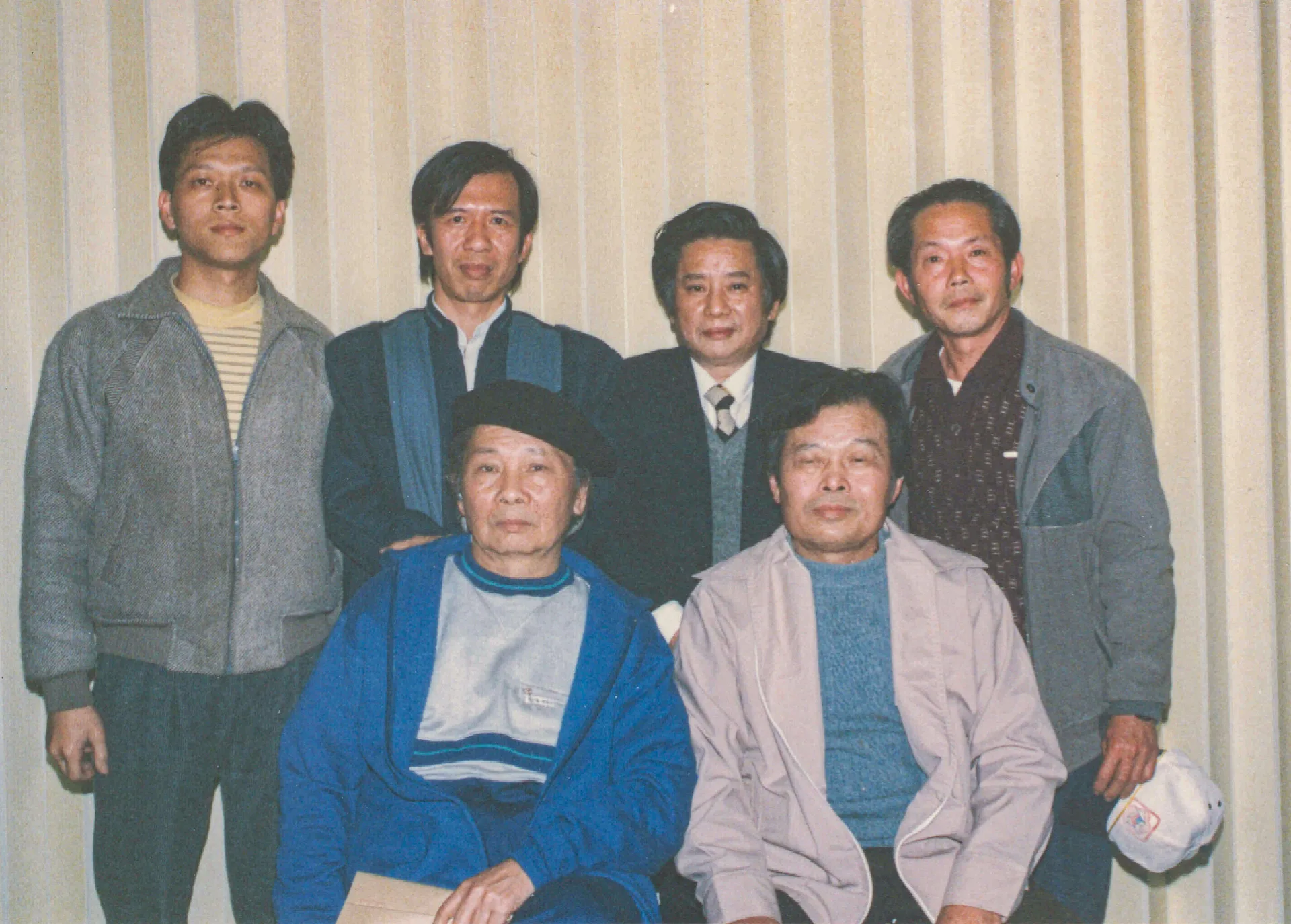 我們到關西農校旁台三線上的一家石門活魚,吃活魚也聊天下大事。鍾肇政(前排左一),黃榮洛(前排右一),楊國鑫(後排左一),黃卓權(後排左二),范光銘(後排右一),林柏燕(後排右二)。1988,關西,楊國鑫提供