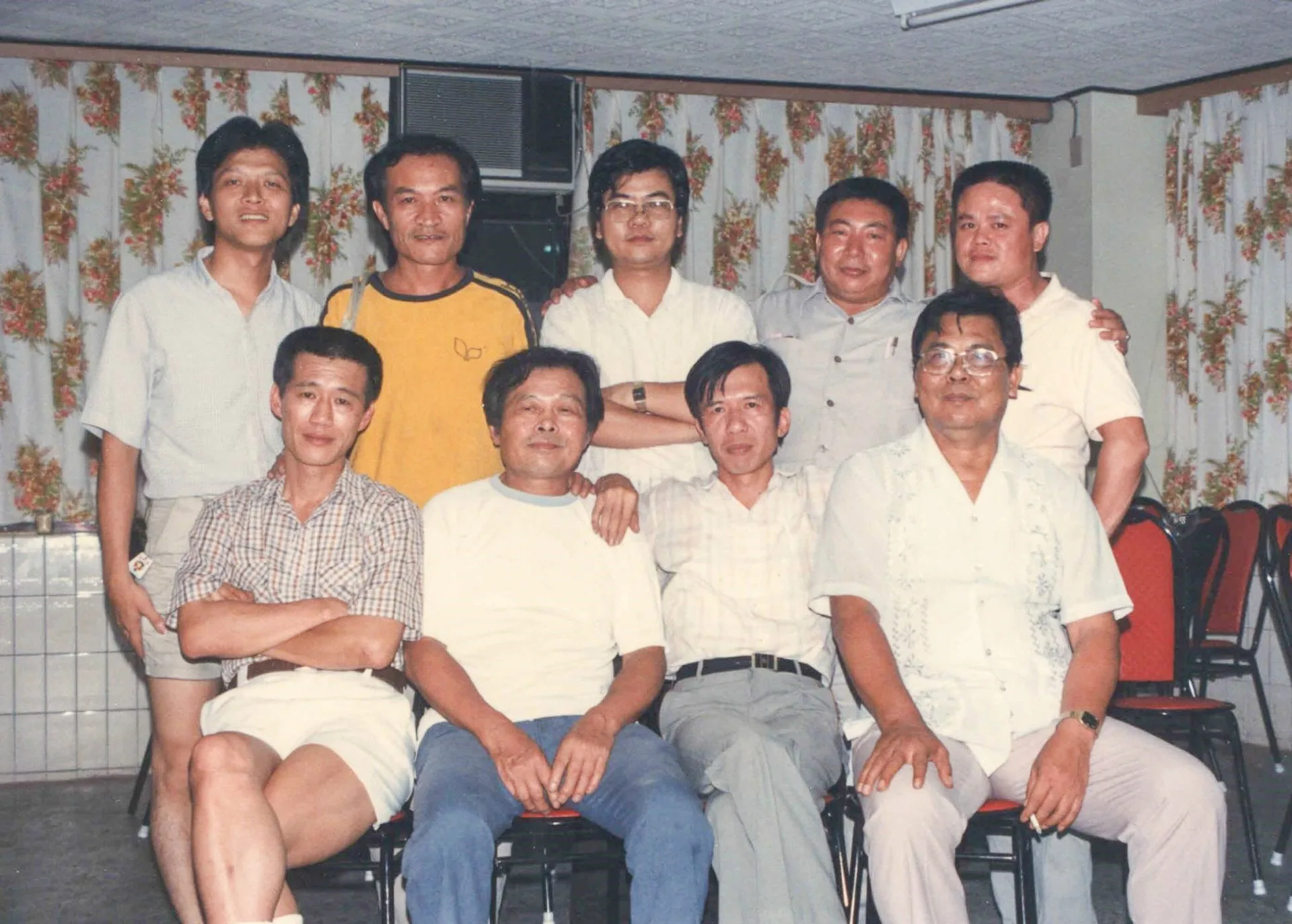 《三台雜誌》張致遠社長邀請我們到頭份討論社務。張致遠(前排左一),黃榮洛(前排左二),黃卓權(前排右二)。1988,頭份,楊國鑫提供