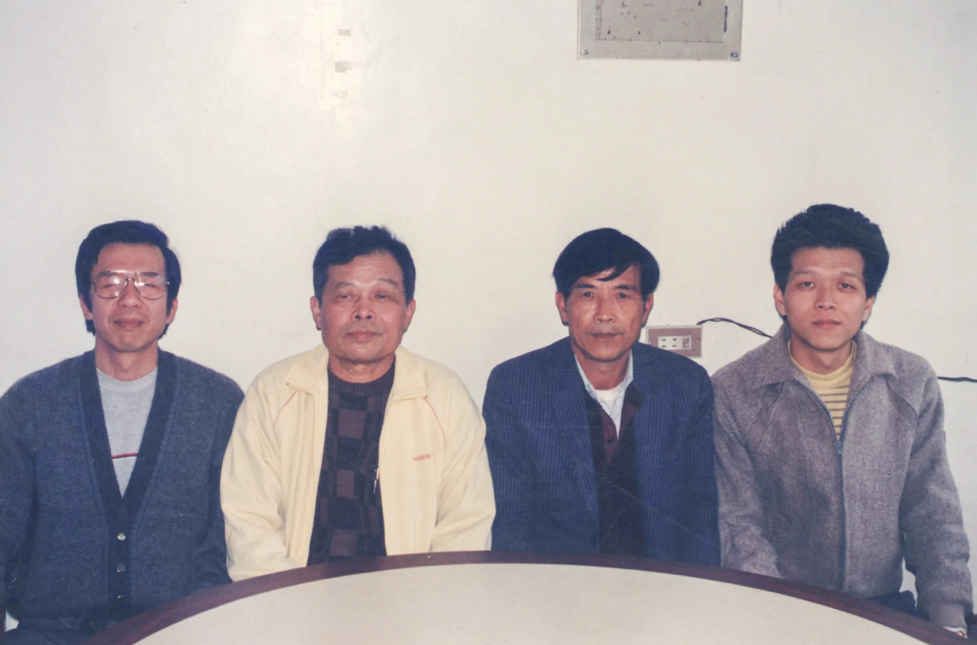 楊長鎮來芎林我家討論台灣客家的未來。黃卓權(左一)、黃榮洛(左二)、沈逢玉(右二)與楊國鑫(右一)。1991,芎林,楊長鎮攝