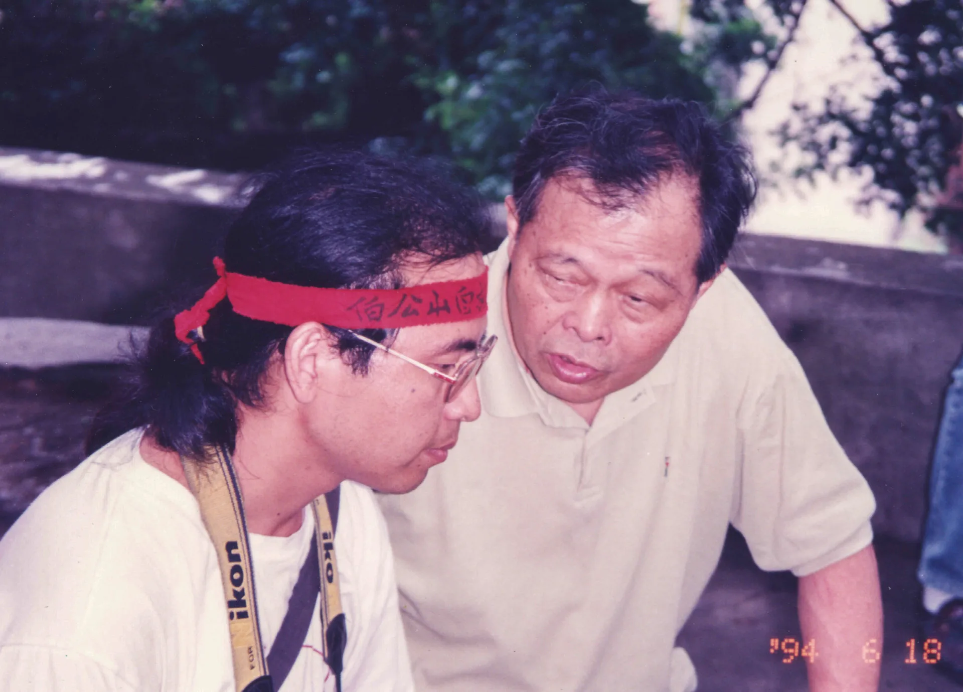 黃榮洛(右)與曾年有(左)參加楊梅伯公山「保廟、護山、救樹」的活動。1994,楊梅伯公山,楊國鑫攝