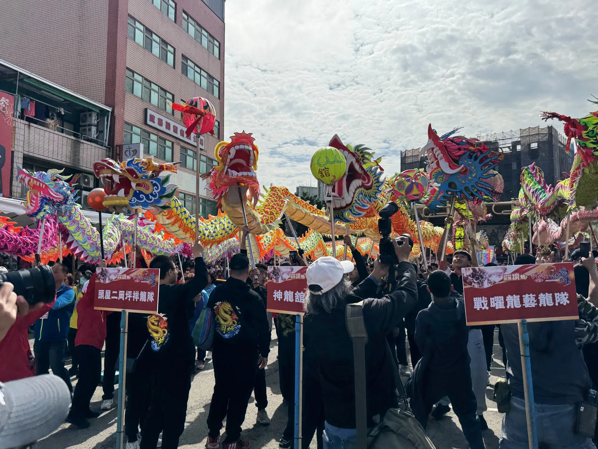 苗栗縣各社團所組成的15隊舞龍陣頭,齊聚玉清宮前廣場舉行祥龍點睛儀式。客家委員會提供