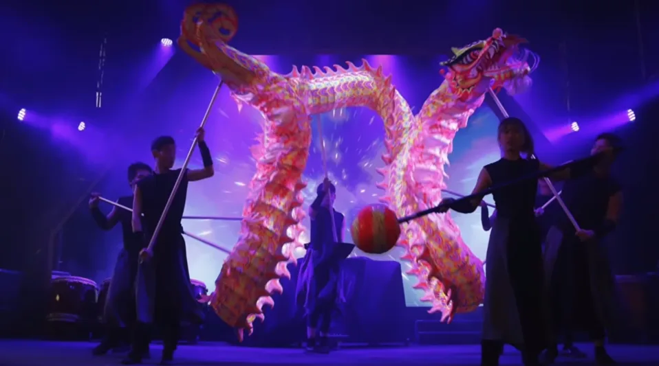 粉色龍取名「月神」,打破傳統陽剛、威嚴印象,吸睛度破表。翻攝YouTube 2026火旁龍宣傳CF