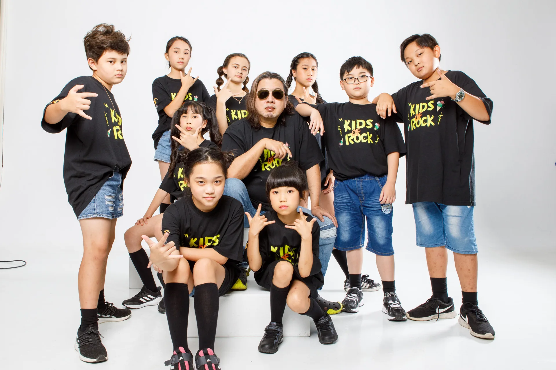 金曲歌王劉劭希(中)領銜搖滾童謠開唱。搖滾童謠提供