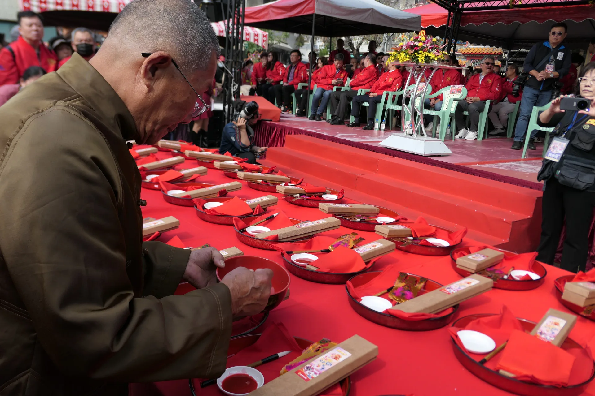 點睛儀式準備調紅、奉筆。客家委員會提供