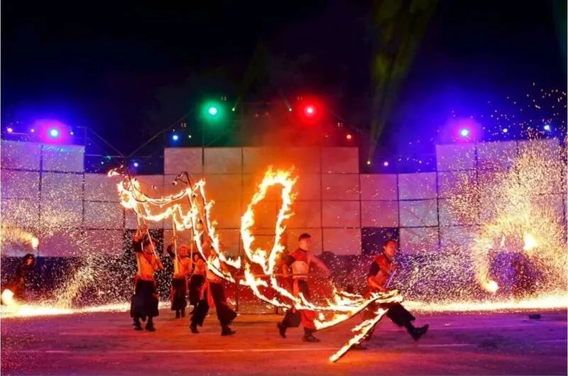 今天下午4點半起在經國路河濱公園安排山西打鐵花與「即將成真」火舞團展演,呈現「火與藝術的饗宴」。苗栗市公所提供