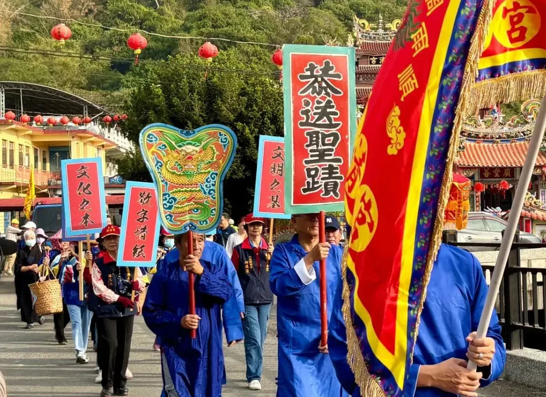 送聖蹟隊伍從廣善堂啟程,一路步行至美濃舊橋。美濃區公所提供