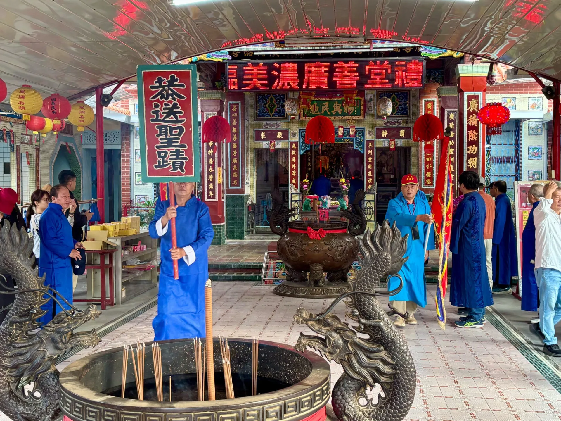 啟程前送聖蹟隊伍祭拜請神。美濃區公所提供