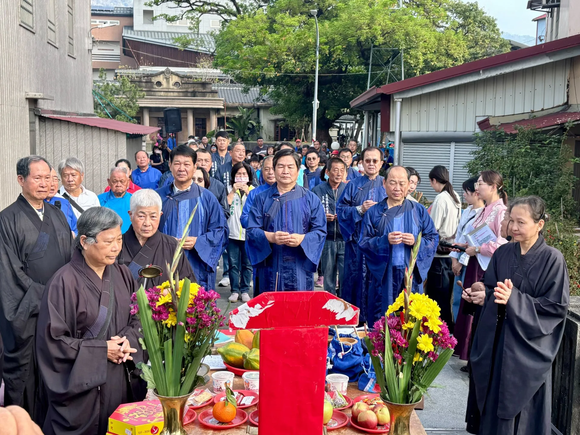 客發中心主任謝勝信(前排右1持香者)及美濃區里長、各國中、小校長共同參加送聖蹟誦經法會。美濃區公所提供