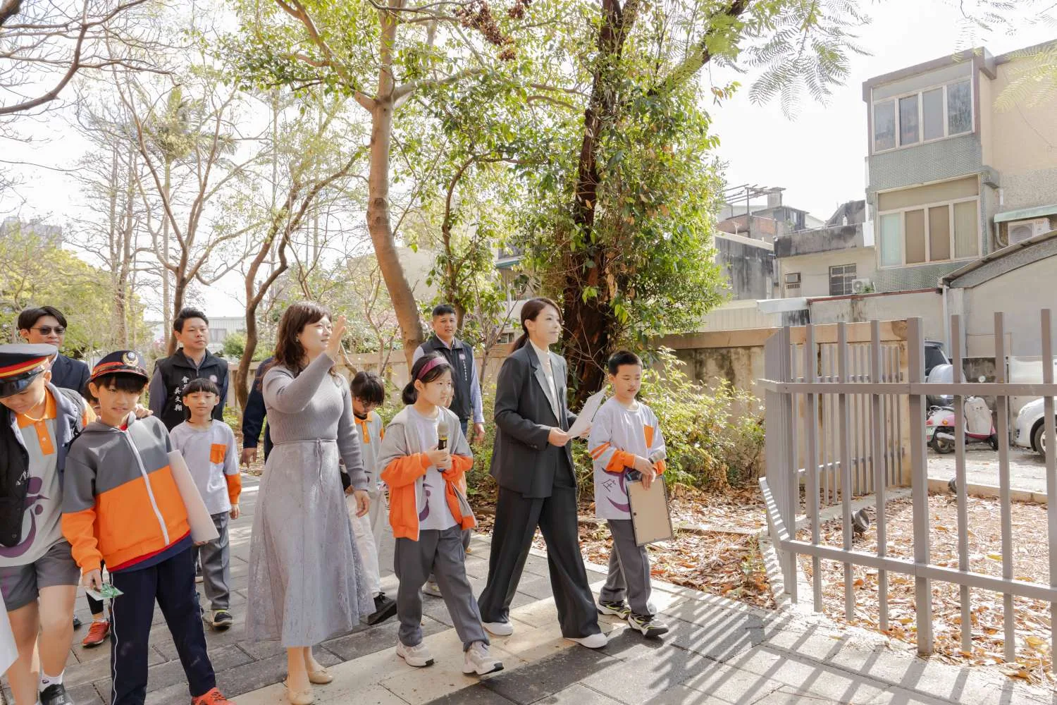 竹市大庄國小通學步道完工啟用新竹市長高虹安視察並與學生合影。新竹市政府提供