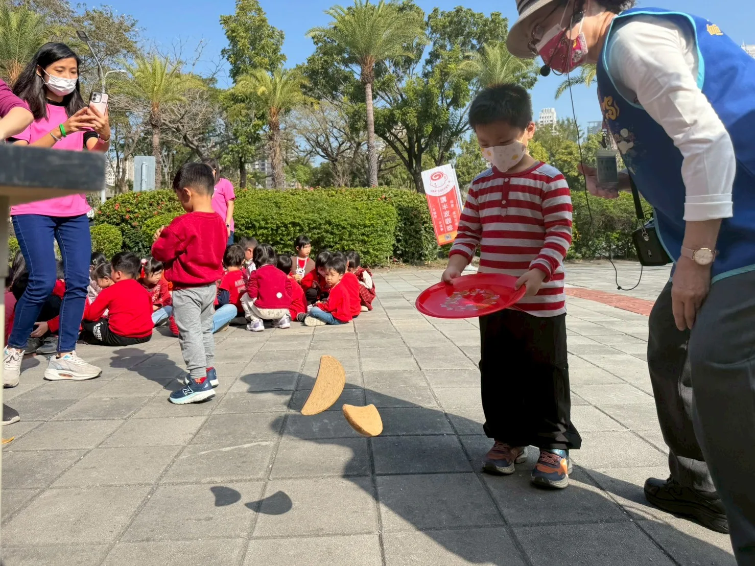 擲聖筊換爆米花。高雄市政府客家事務委員會提供