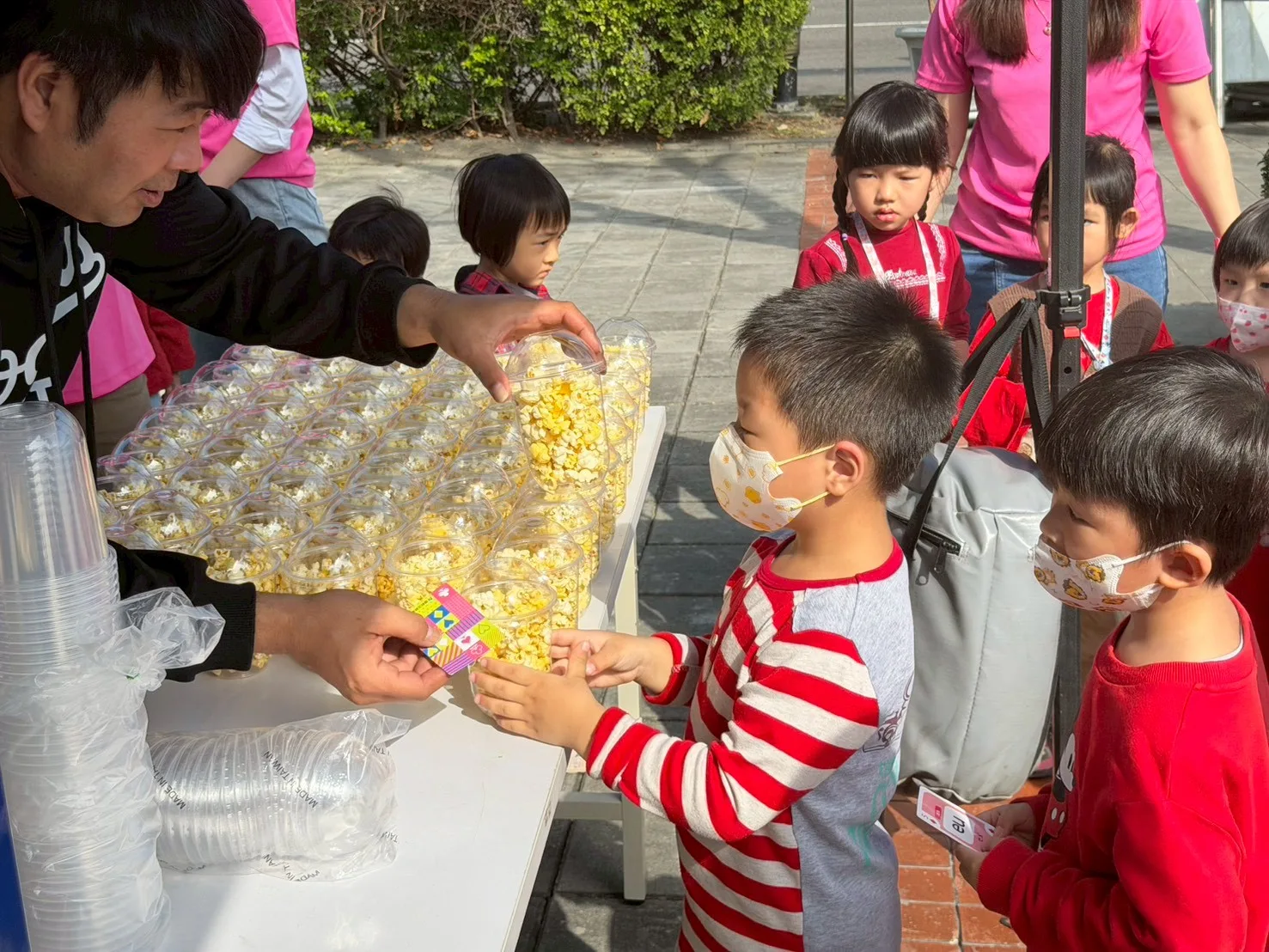 擲聖筊換爆米花。高雄市政府客家事務委員會提供