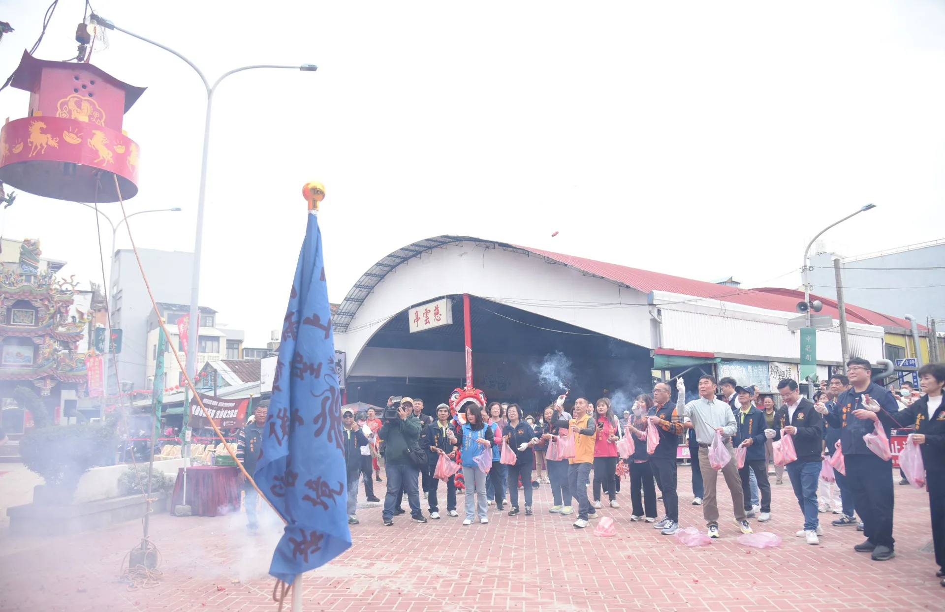 各界來賓今天在苗栗後龍慈雲宮，小試身手、攻炮城。