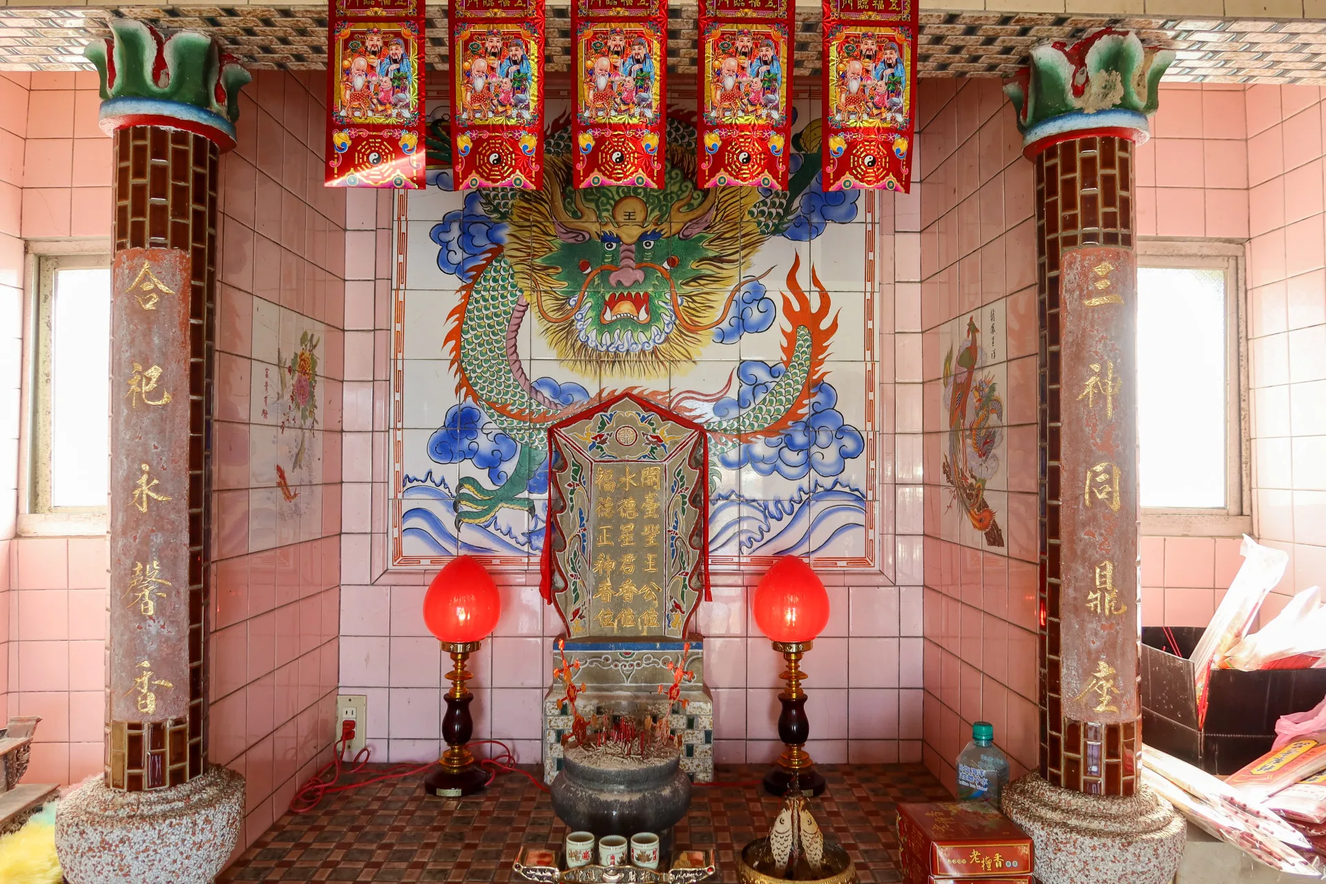 銅鑼鄉竹森村128線路旁的三合祠,內奉祀開台聖王、水德星君與福德正神。何來美攝