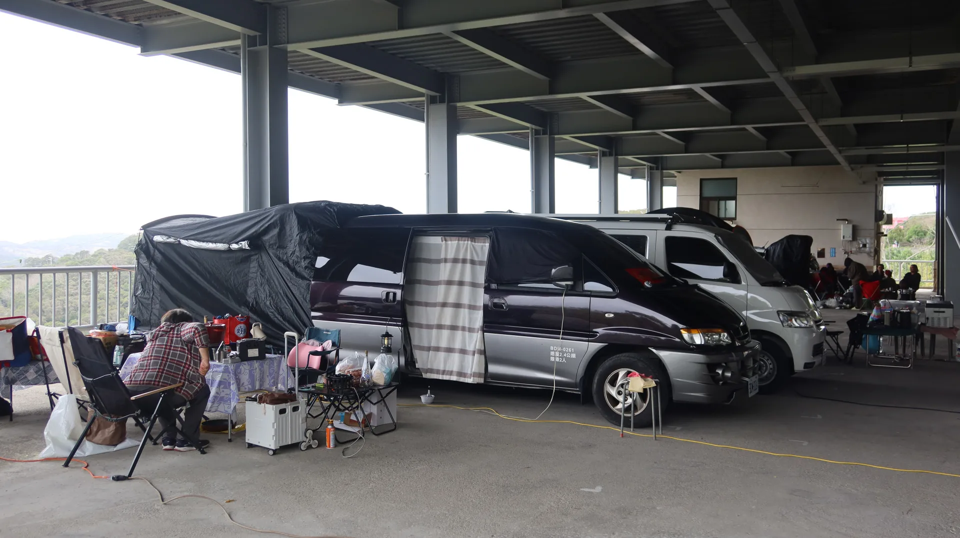 車駕愛好者泊車夜宿通霄福龍宮,可泡茶聊天,遮風避雨,環境非常好。何來美攝