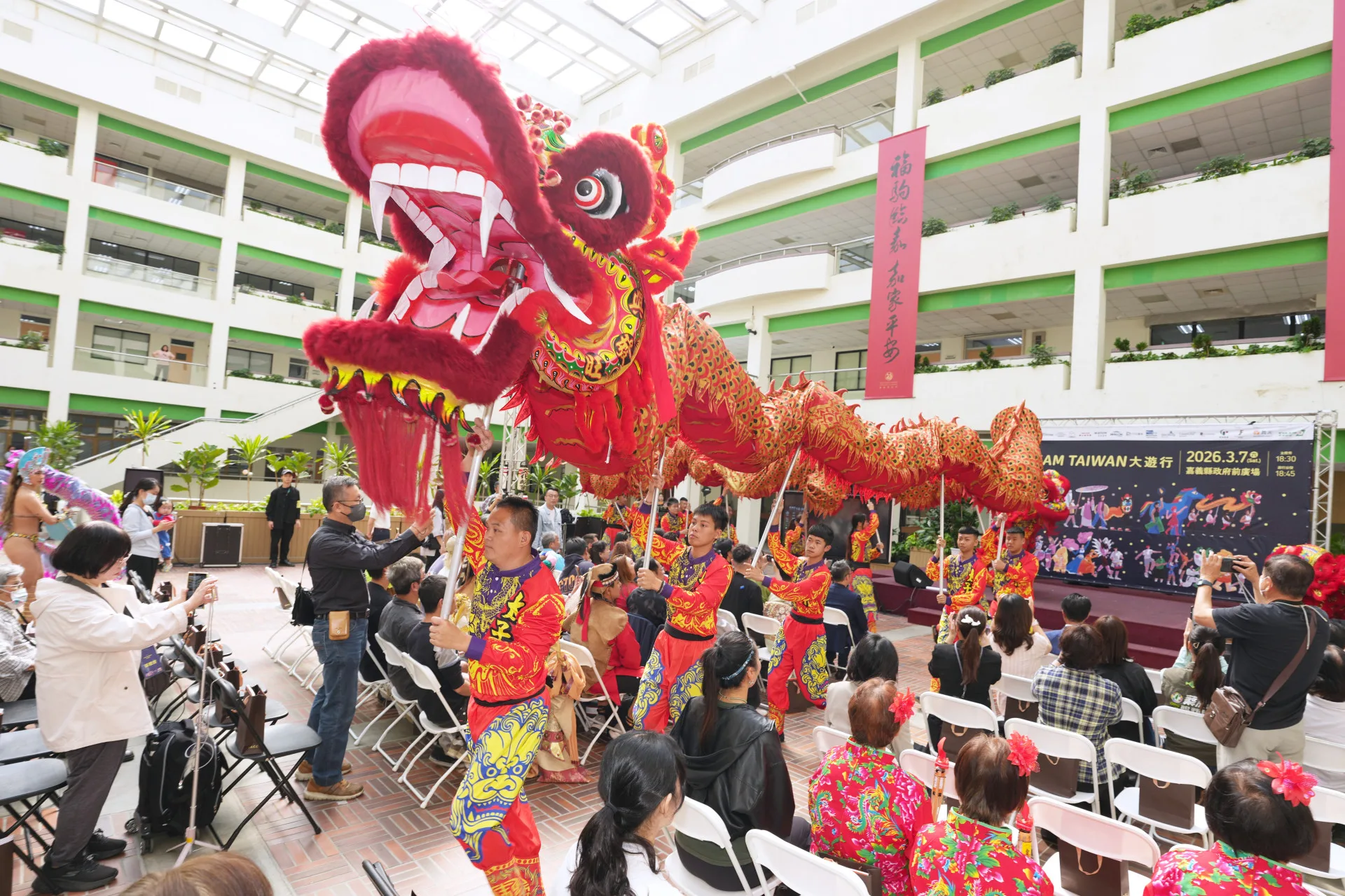 遊行隊伍之一的朴子太子龍獅戰鼓團。文總提供
