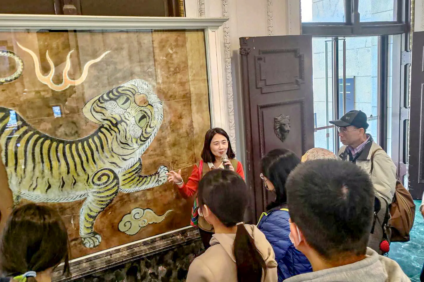 劉益君介紹臺灣民主國的藍地黃虎旗，以及相關歷史，參與導覽的民眾相當認真聆聽。王湘仁攝