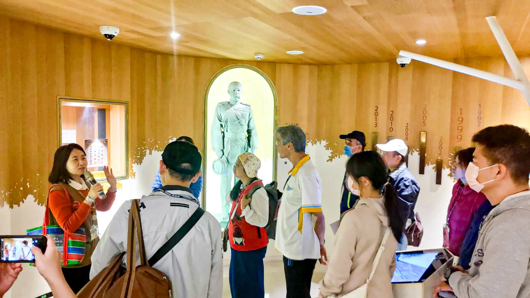 劉益君介紹位於三樓的兒玉源太郎及後藤新平銅像，相片中的銅像為後藤新平。王湘仁攝