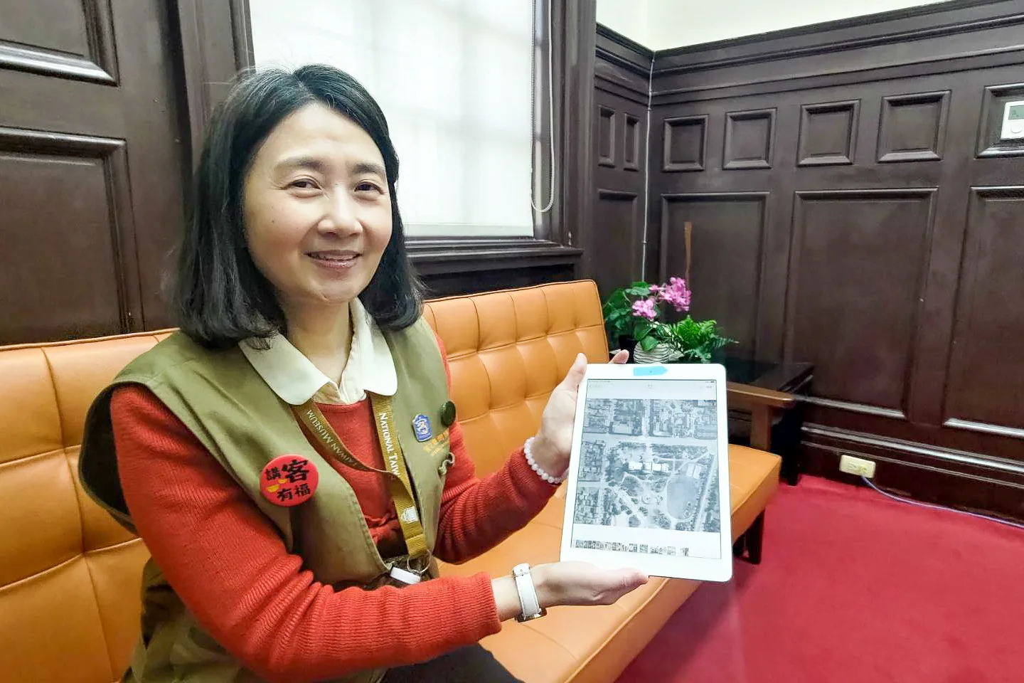 劉益君準備了相當豐富的資料及老相片，希望來參加導覽的民眾能夠滿載而歸。王湘仁攝