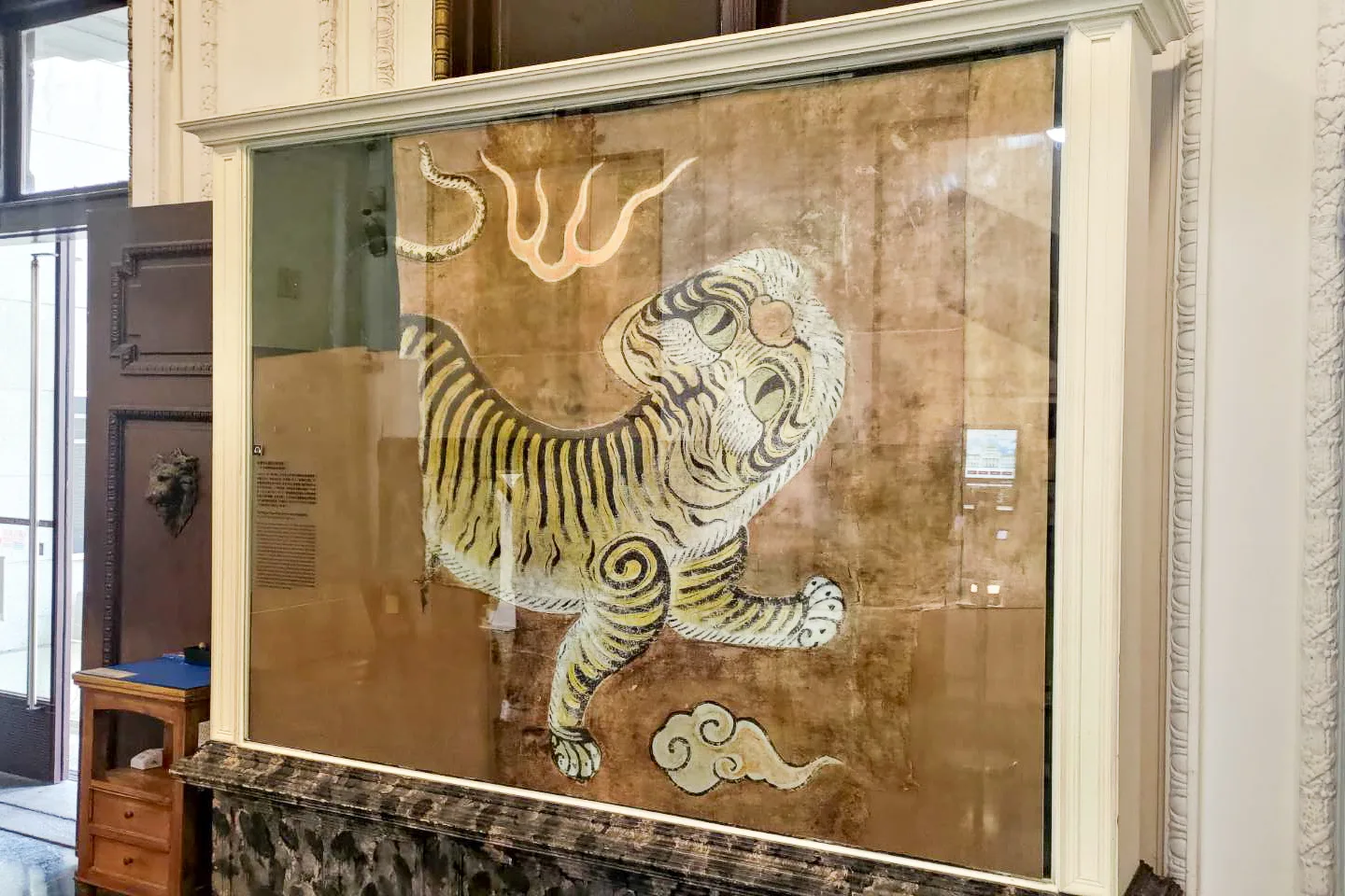 臺博館「高橋雲亭黃虎旗摹本」在2016年被指定為「國寶」，一樓大廳展示其複製品。王湘仁攝