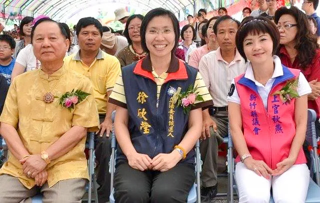 徐欣瑩與妙天在公開場合比鄰而坐，她的信仰連結一向不避諱。圖右是新竹縣議員上官秋燕，自稱是陳大師的乾女兒。陳權欣攝