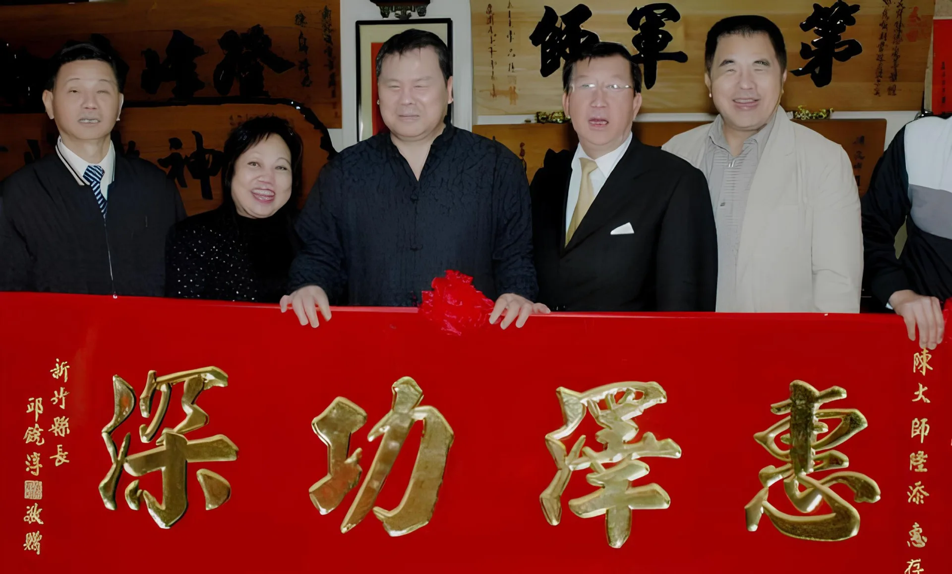 邱鏡淳第一任勝選後致贈「惠澤功深」匾額予湖口摸骨師陳隆添，成為地方政壇流傳多年的插曲。陳權欣攝