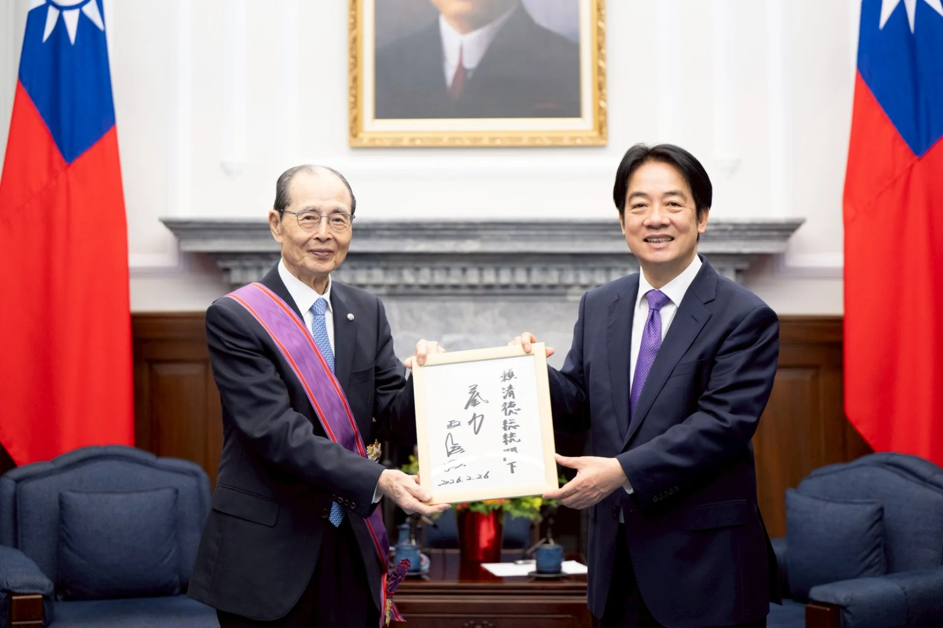 王貞治贈送賴清德簽名球棒、日本畫仙板作為回禮。總統府提供