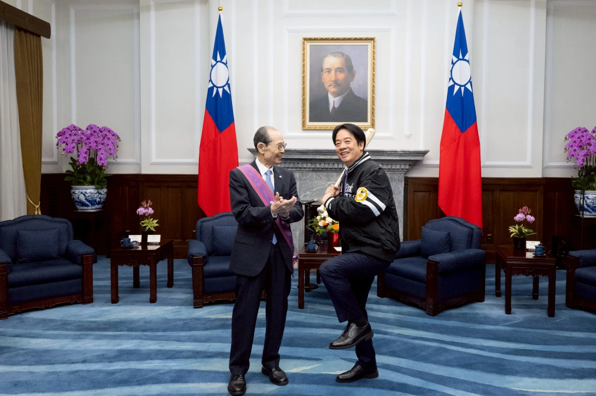 賴清德模仿王貞治招牌動作「金雞獨立」。總統府提供