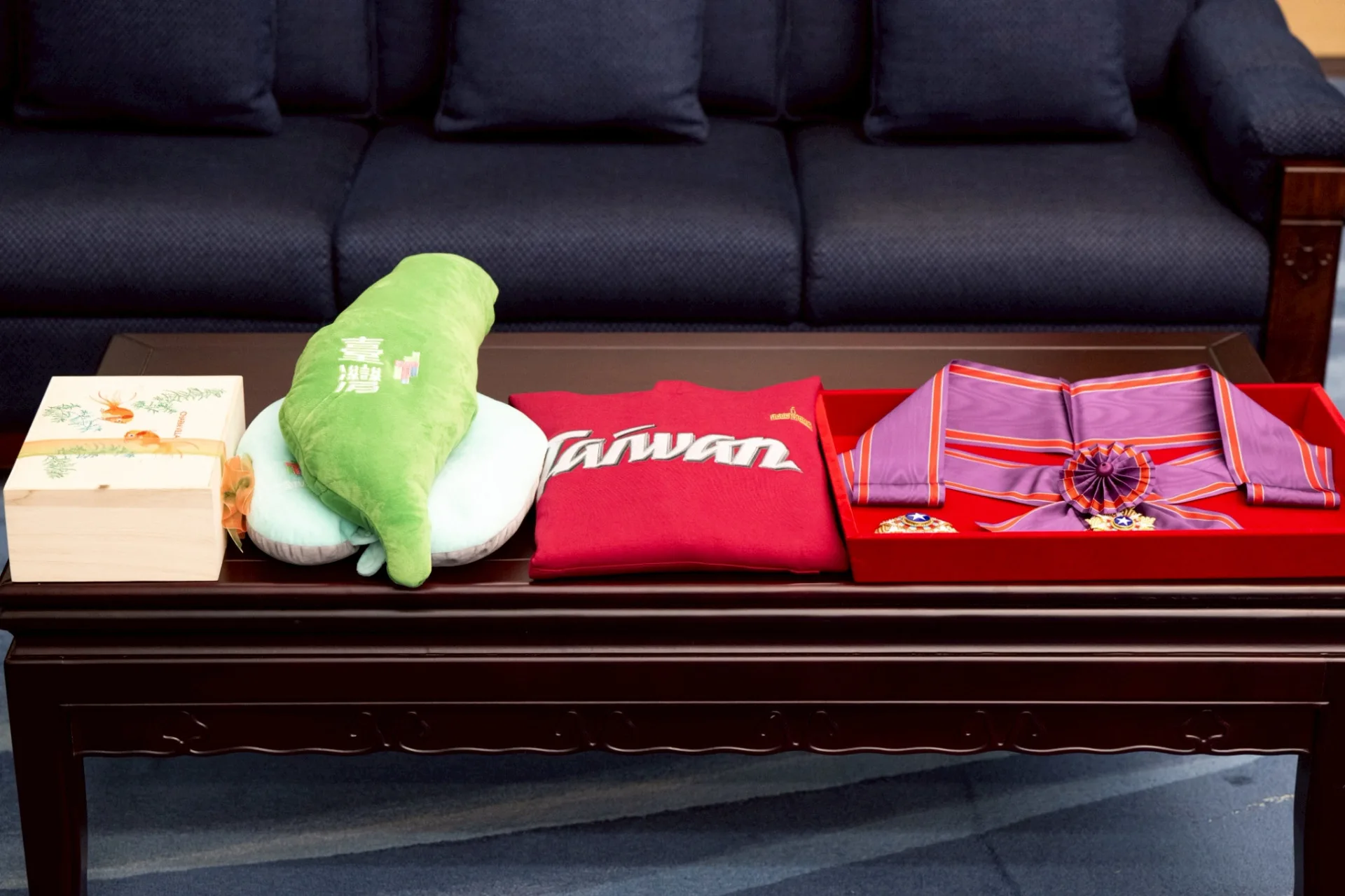 賴清德準備「TEAM TAIWAN」聯名帽TEE、台灣金魚茶包，及台灣抱枕作為伴手禮。總統府提供