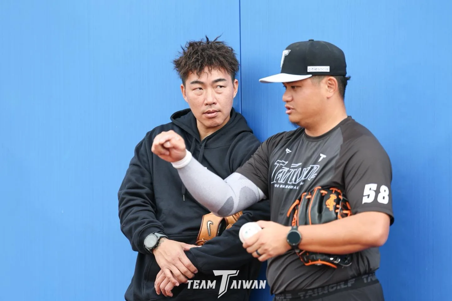 「不死鳥」郭泓志(左)也加入本屆WBC情蒐團隊。翻攝自CPBL 中華職棒臉書粉絲專頁