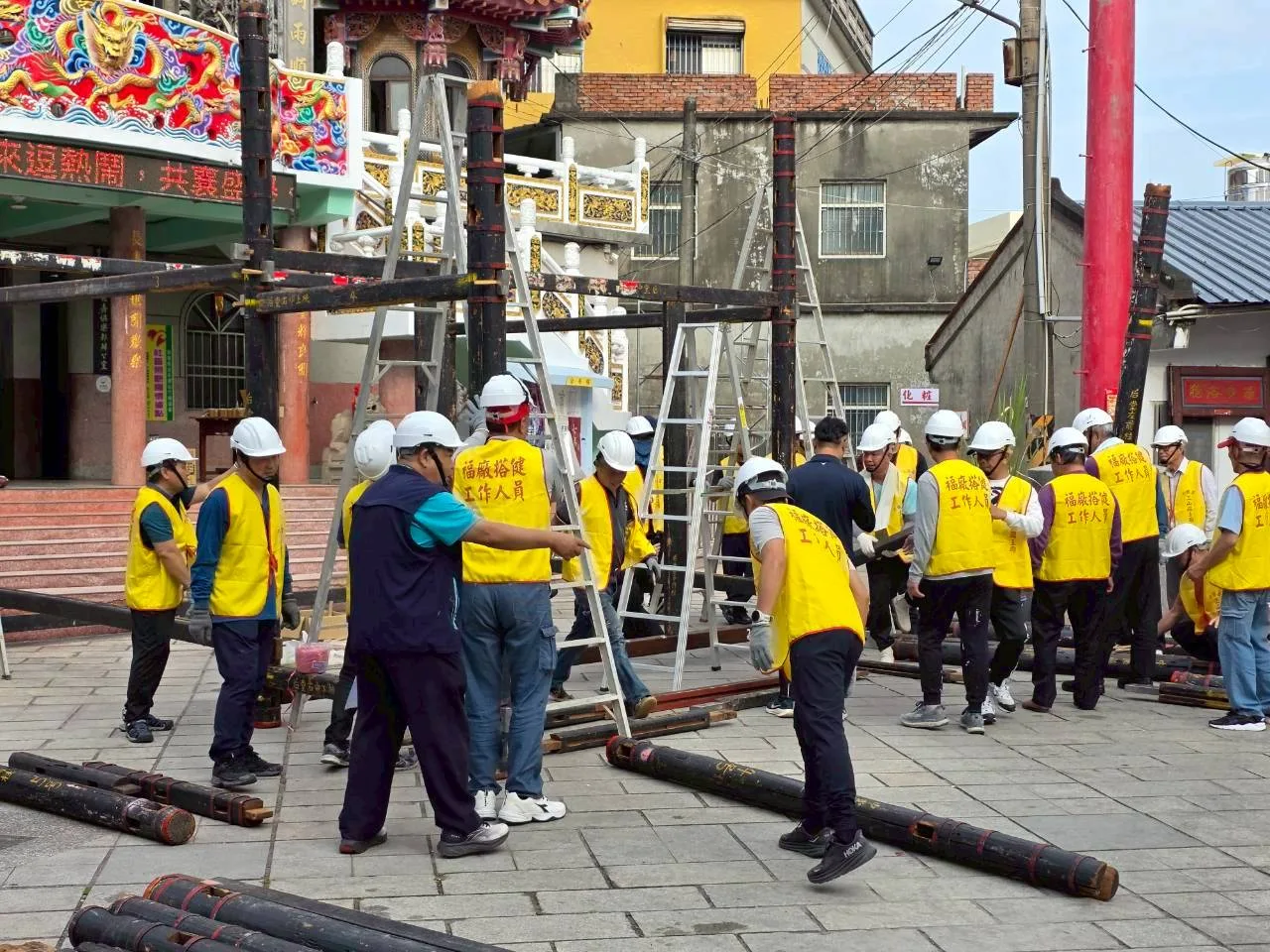 六根村三山國王廟今天開始搭建福廠，在地方耆老帶領下，將已有148年歷史的194件木製部件，依編號、一一榫接。佳冬鄉公所提供