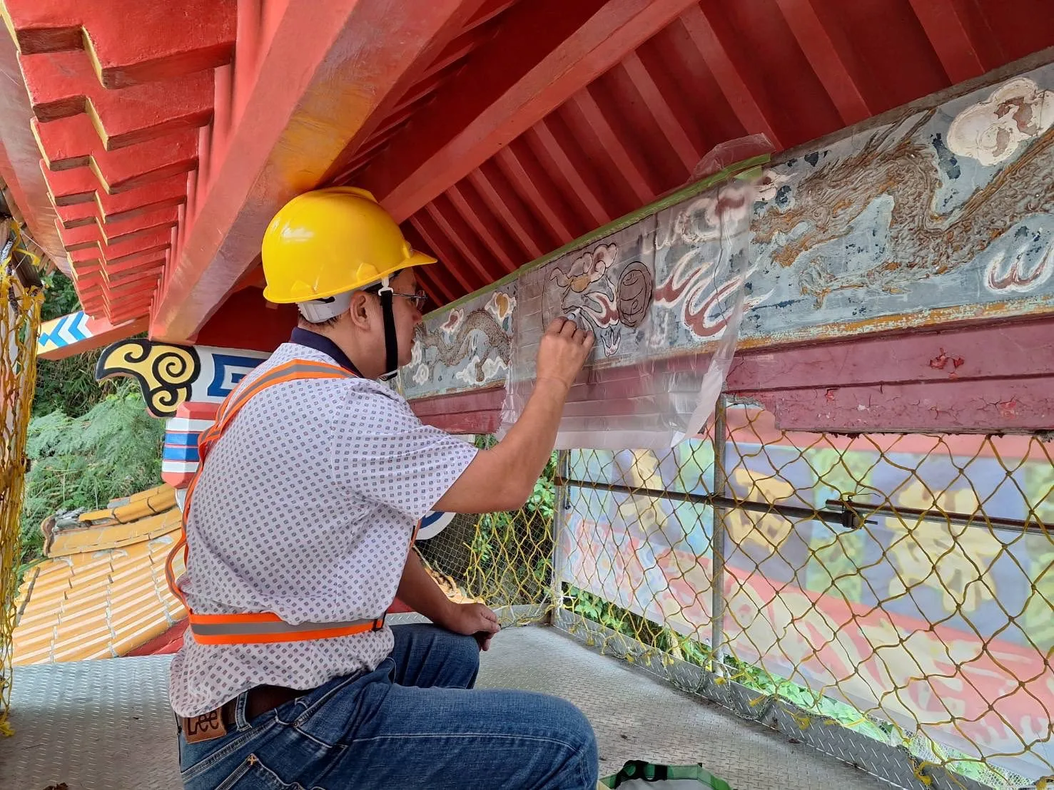 太管處特別邀請獲文化部認證的彩繪匠師林傳智，依循太魯閣東西橫貫公路牌樓原樣，細緻復原，從模糊圖樣重新拓繪，一筆一畫重現經典紋飾，讓牌樓華麗升級又不失古味，讓人驚艷。