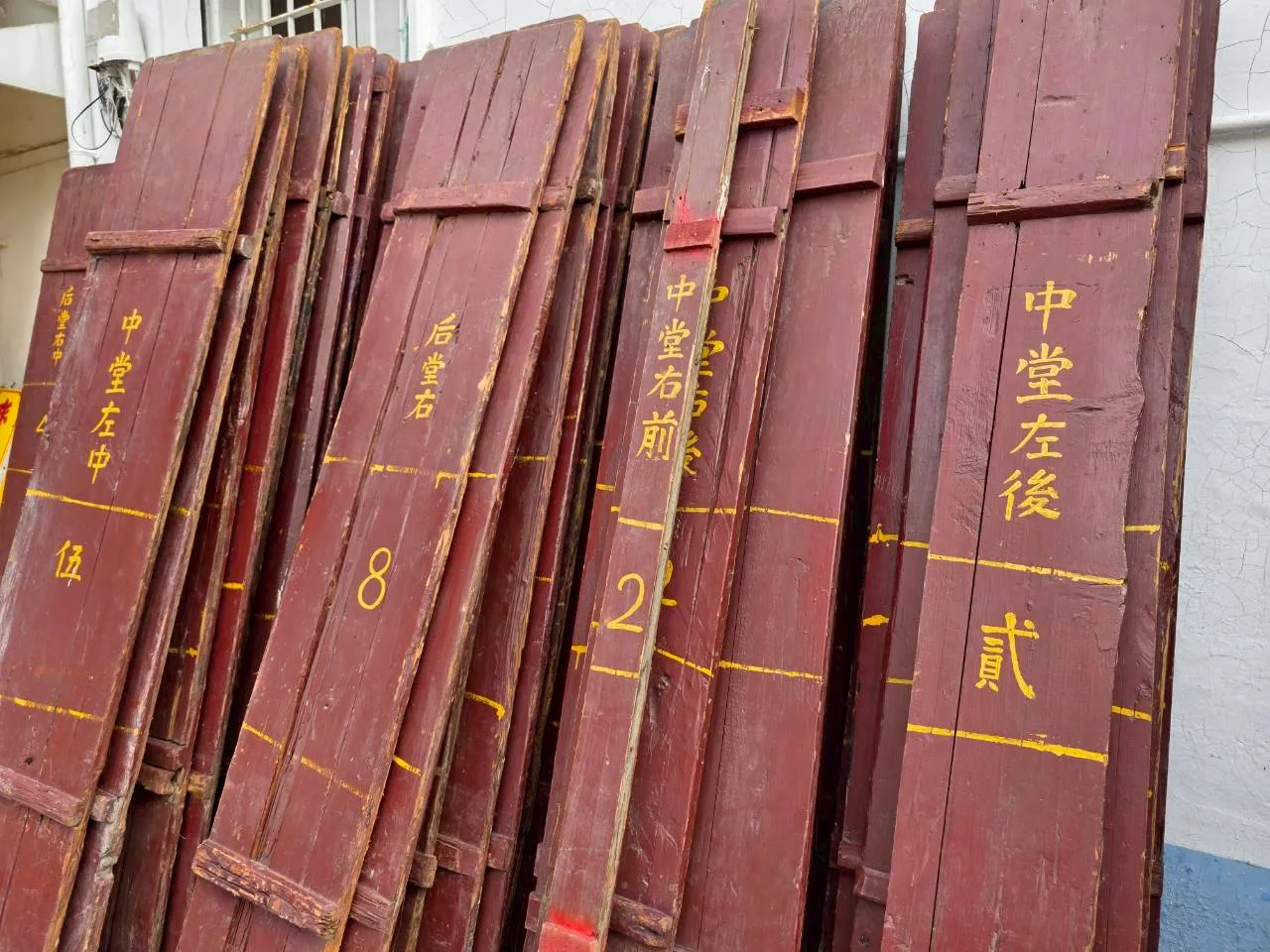 六根村三山國王廟今天開始搭建福廠，在地方耆老帶領下，將已有148年歷史的194件木製部件，依編號、一一榫接。佳冬鄉公所提供