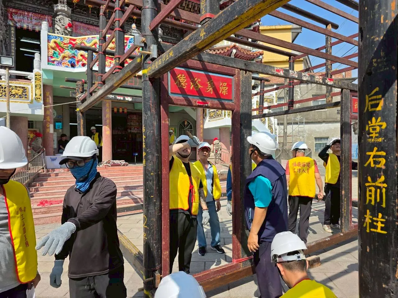 六根村三山國王廟今天開始搭建福廠，在地方耆老帶領下，將已有148年歷史的194件木製部件，依編號、一一榫接。佳冬鄉公所提供
