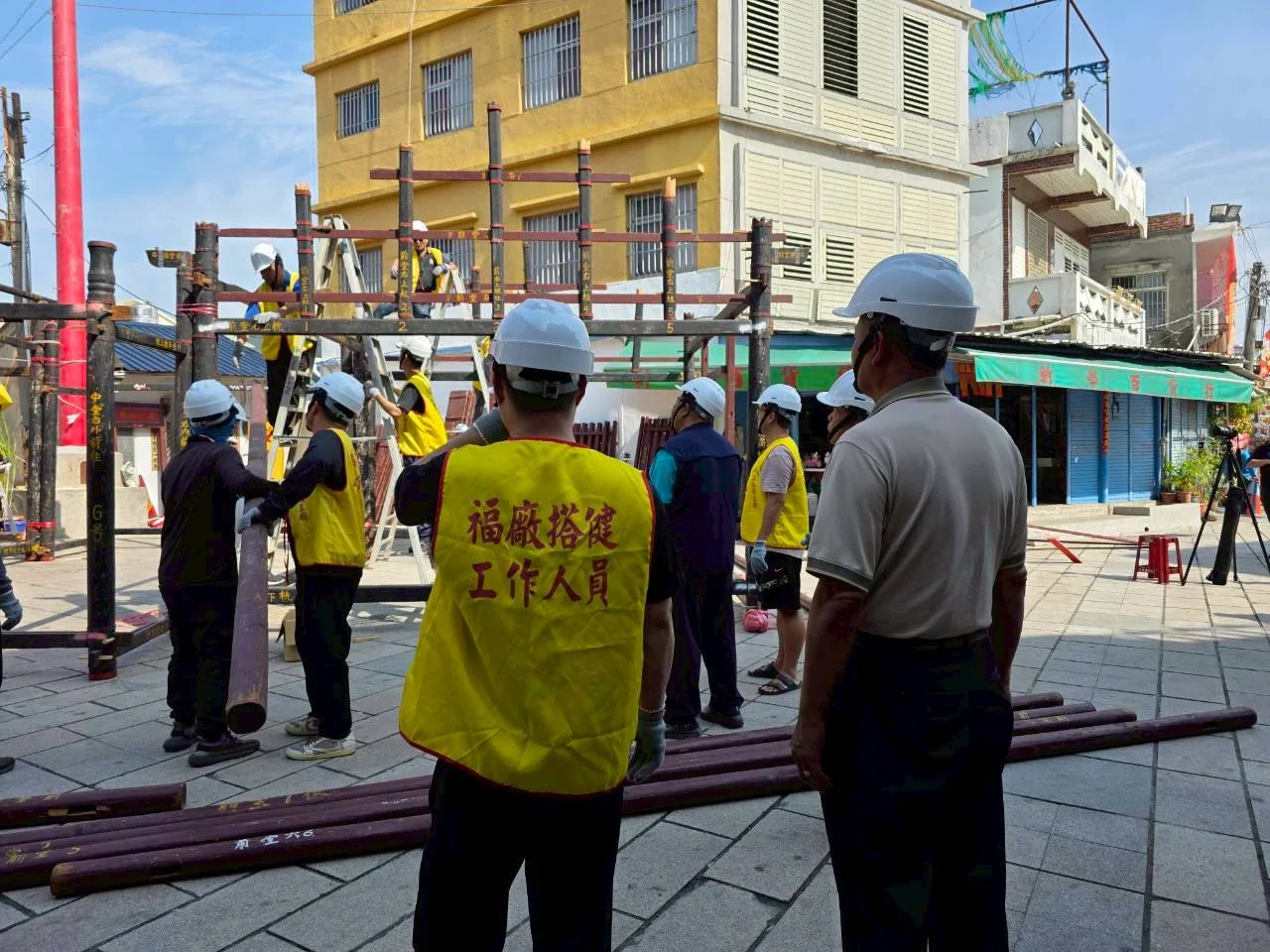 六根村三山國王廟今天開始搭建福廠，在地方耆老帶領下，將已有148年歷史的194件木製部件，依編號、一一榫接。佳冬鄉公所提供