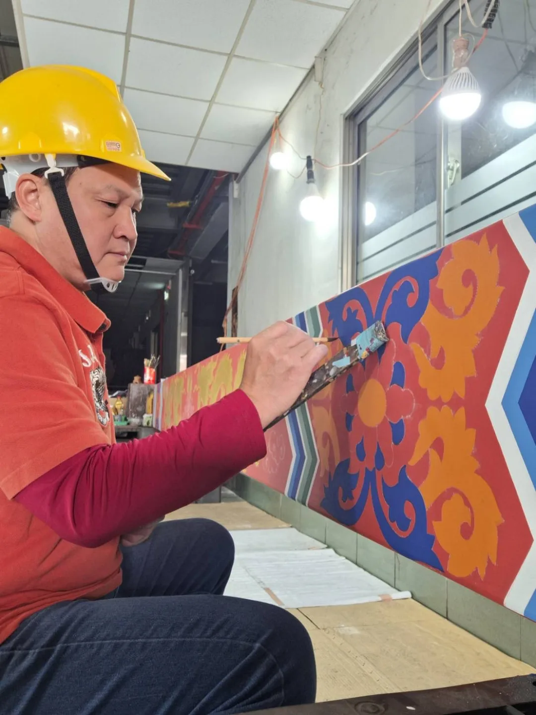 太管處特別邀請獲文化部認證的彩繪匠師林傳智，依循太魯閣東西橫貫公路牌樓原樣，細緻復原，從模糊圖樣重新拓繪，一筆一畫重現經典紋飾，讓牌樓華麗升級又不失古味，讓人驚艷。