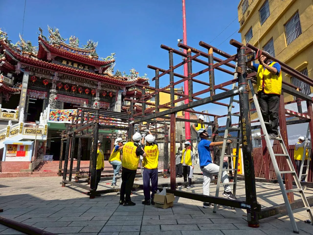 六根村三山國王廟今天開始搭建福廠，在地方耆老帶領下，將已有148年歷史的194件木製部件，依編號、一一榫接。佳冬鄉公所提供