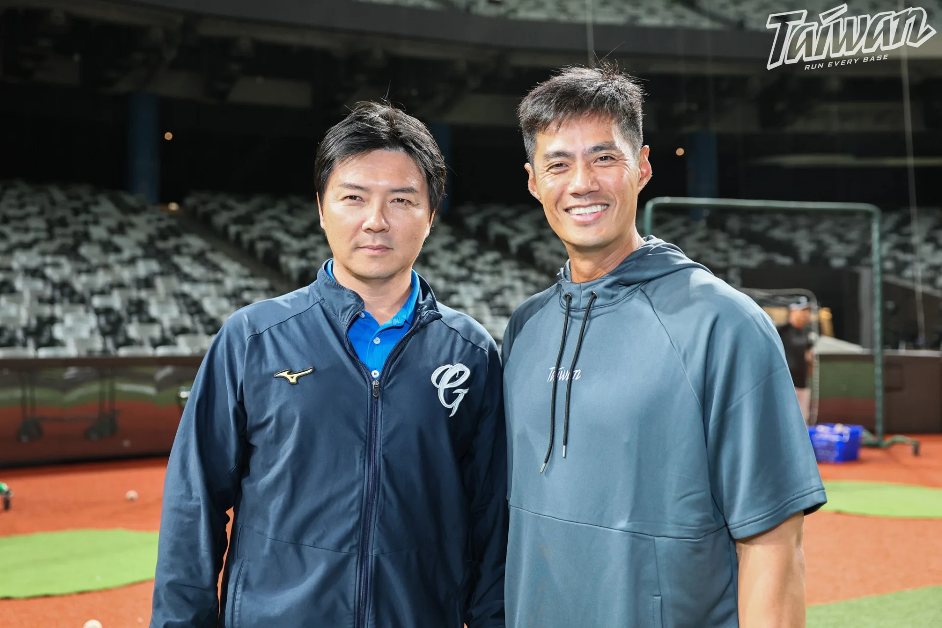 旅美左投陳偉殷(右)加入本屆WBC情蒐團隊,圖為陳偉殷與富邦悍將打擊教練森野将彥合影。翻攝自CPBL 中華職棒臉書粉絲專頁