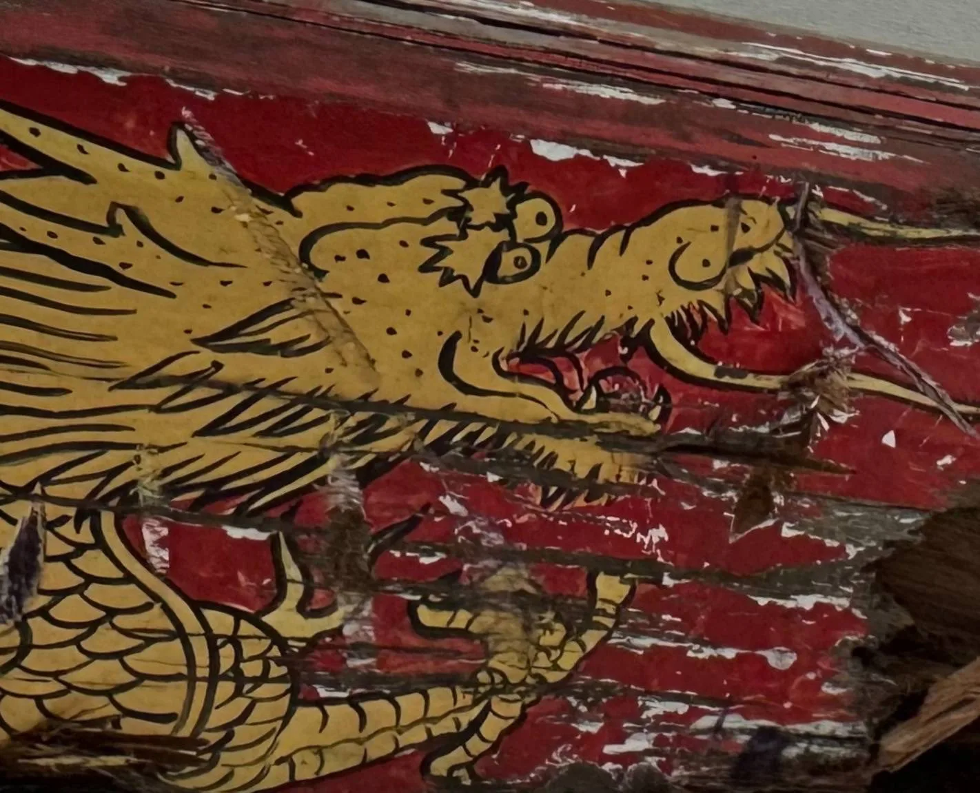 太管處特別邀請獲文化部認證的彩繪匠師林傳智，依循太魯閣東西橫貫公路牌樓原樣，細緻復原，從模糊圖樣重新拓繪，一筆一畫重現經典紋飾，讓牌樓華麗升級又不失古味，讓人驚艷。此為修復前。