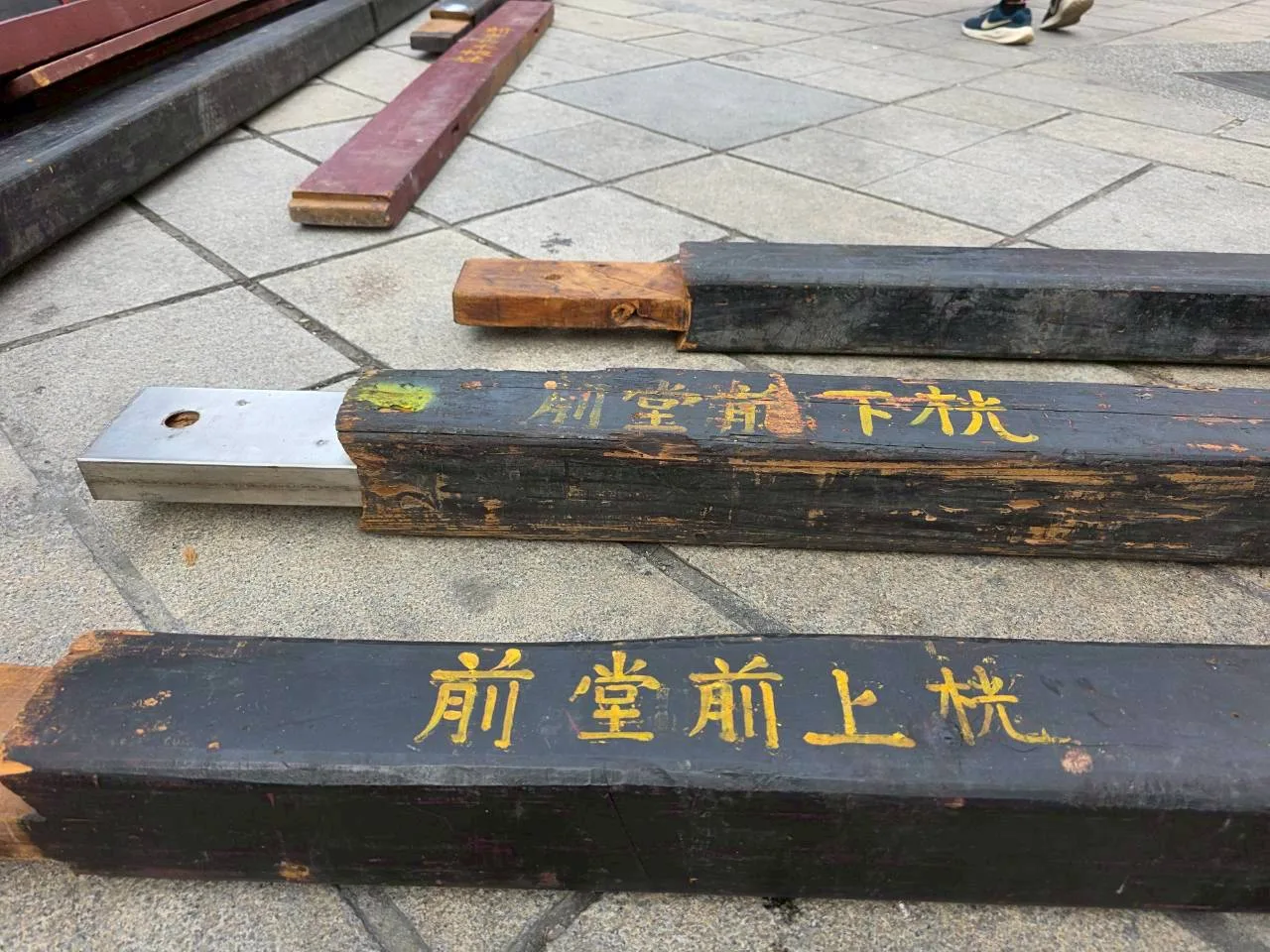 六根村三山國王廟今天開始搭建福廠，在地方耆老帶領下，將已有148年歷史的194件木製部件，依編號、一一榫接。佳冬鄉公所提供