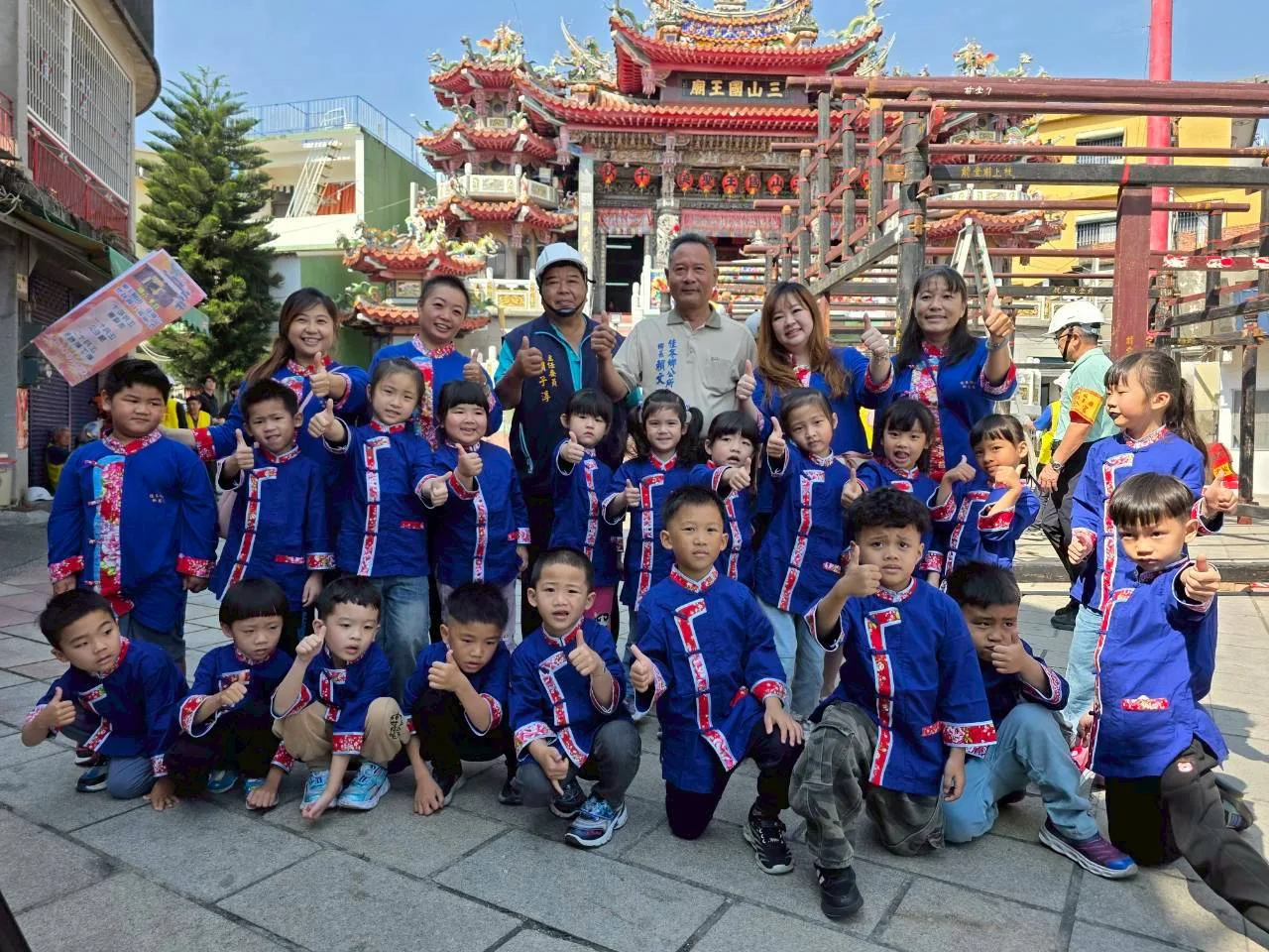 六根村三山國王廟今天開始搭建福廠，在地方耆老帶領下，將已有148年歷史的194件木製部件，依編號、一一榫接。當地幼兒園也到場參觀。佳冬鄉公所提供