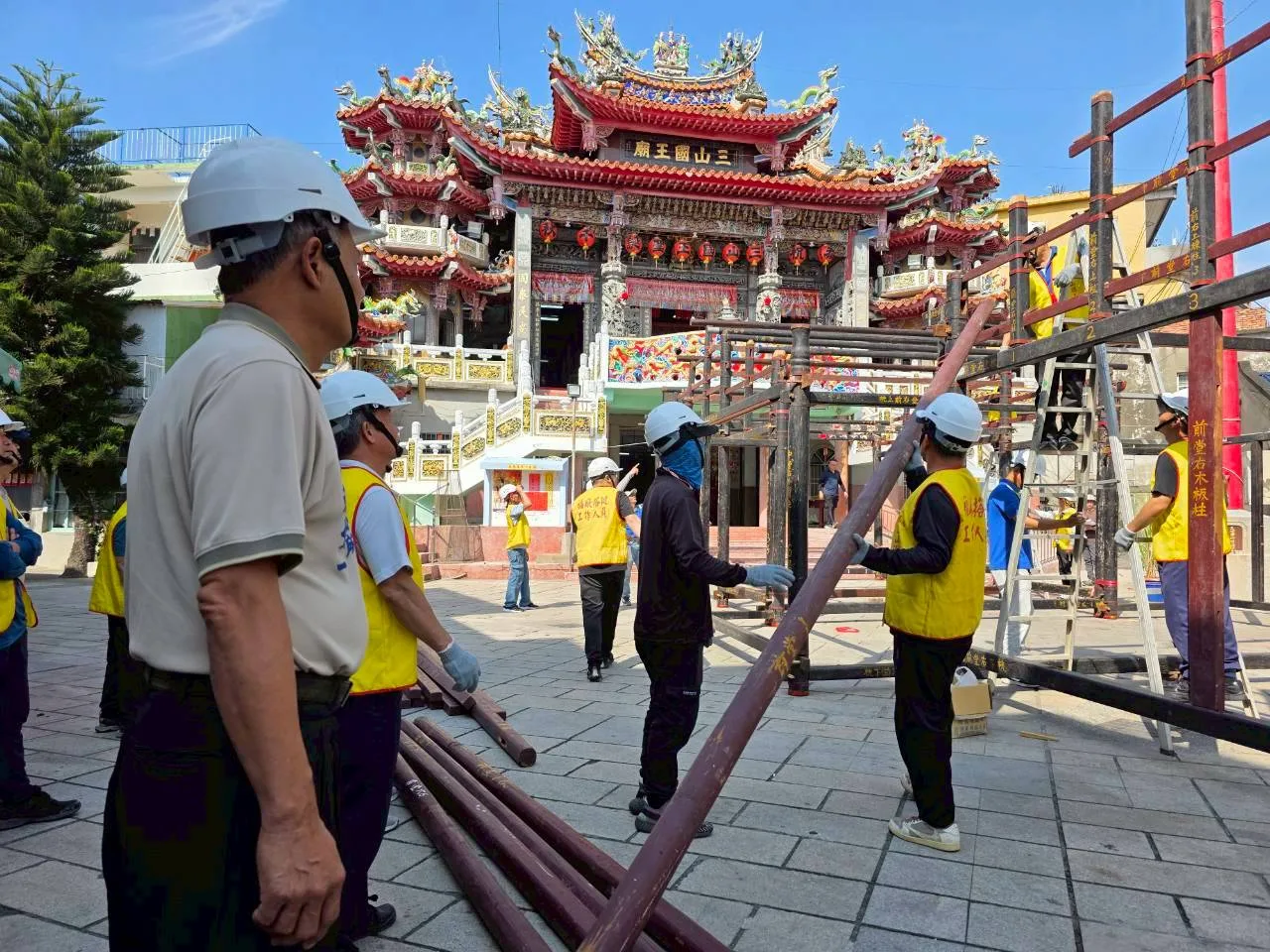 六根村三山國王廟今天開始搭建福廠，在地方耆老帶領下，將已有148年歷史的194件木製部件，依編號、一一榫接。佳冬鄉公所提供