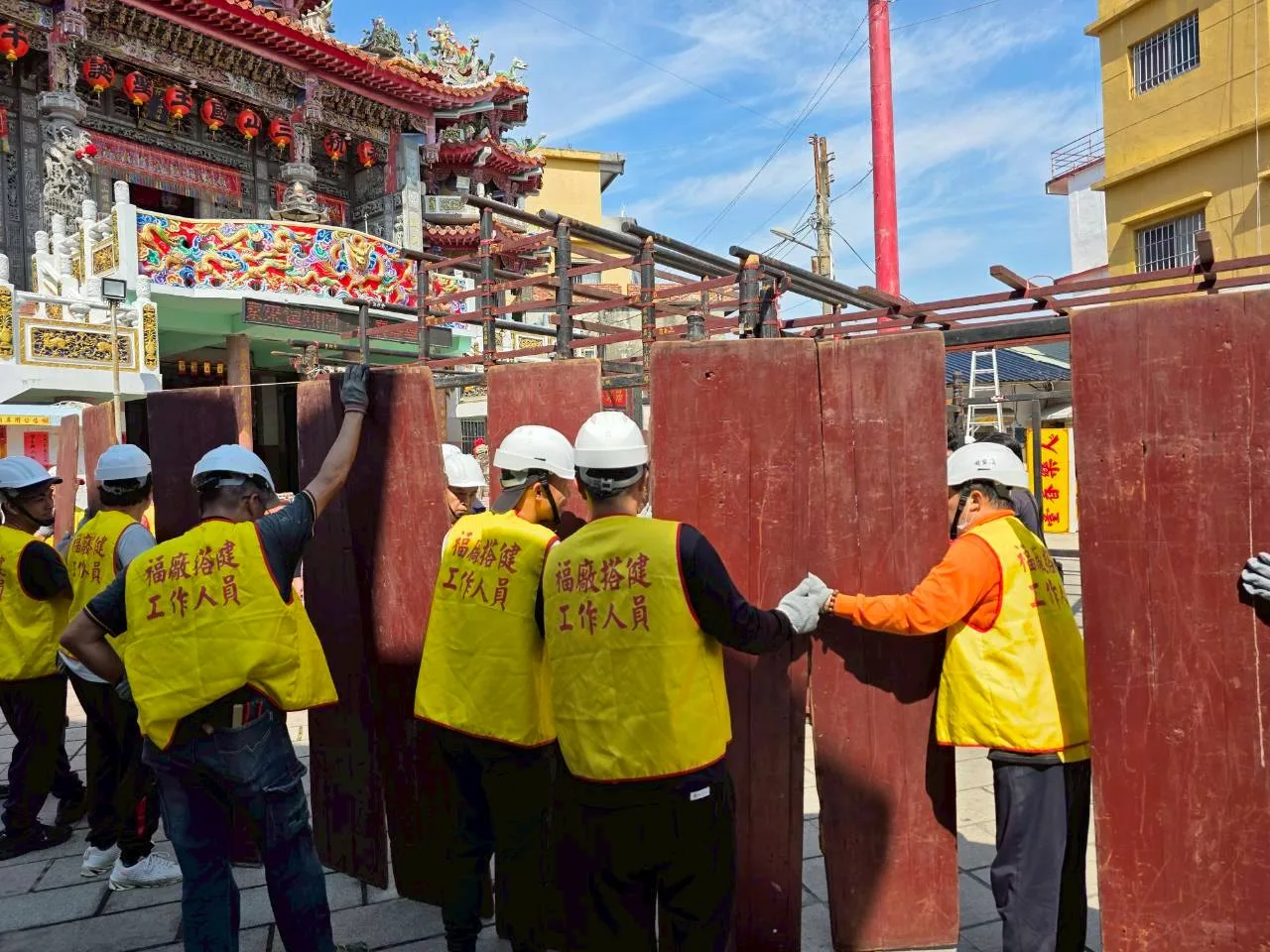 六根村三山國王廟今天開始搭建福廠，在地方耆老帶領下，將已有148年歷史的194件木製部件，依編號、一一榫接。佳冬鄉公所提供